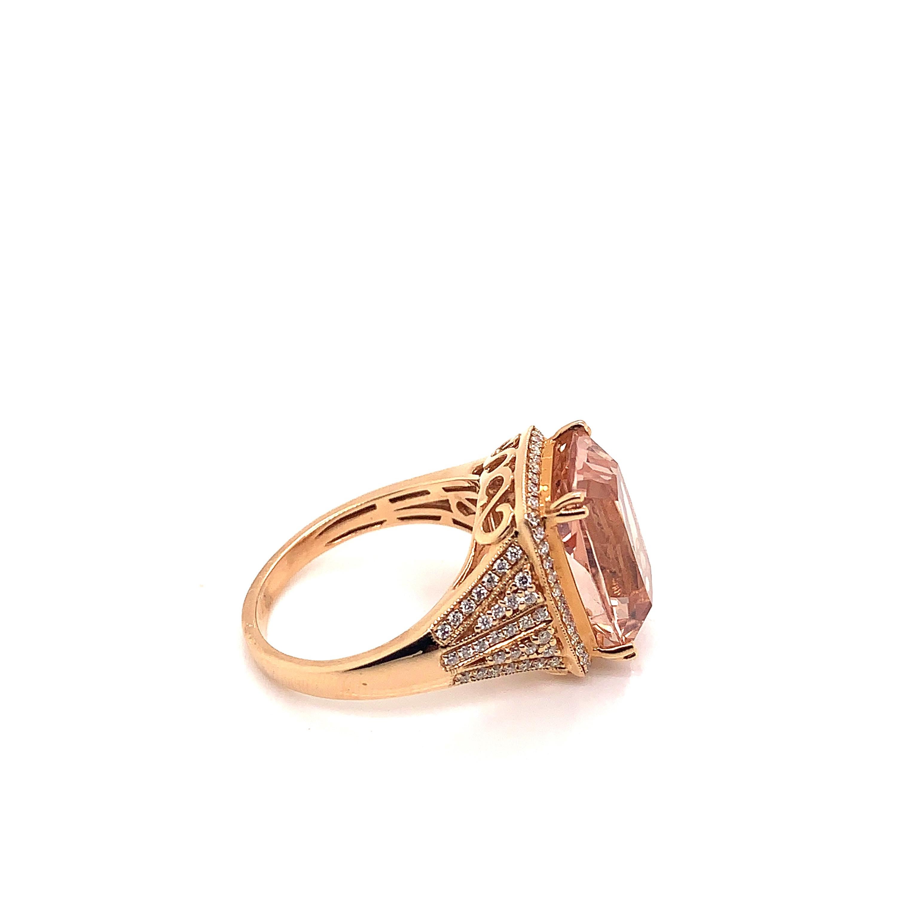 Taille coussin Bague Morganite de forme coussin de 6,49 carats en or rose 18 carats avec diamants en vente