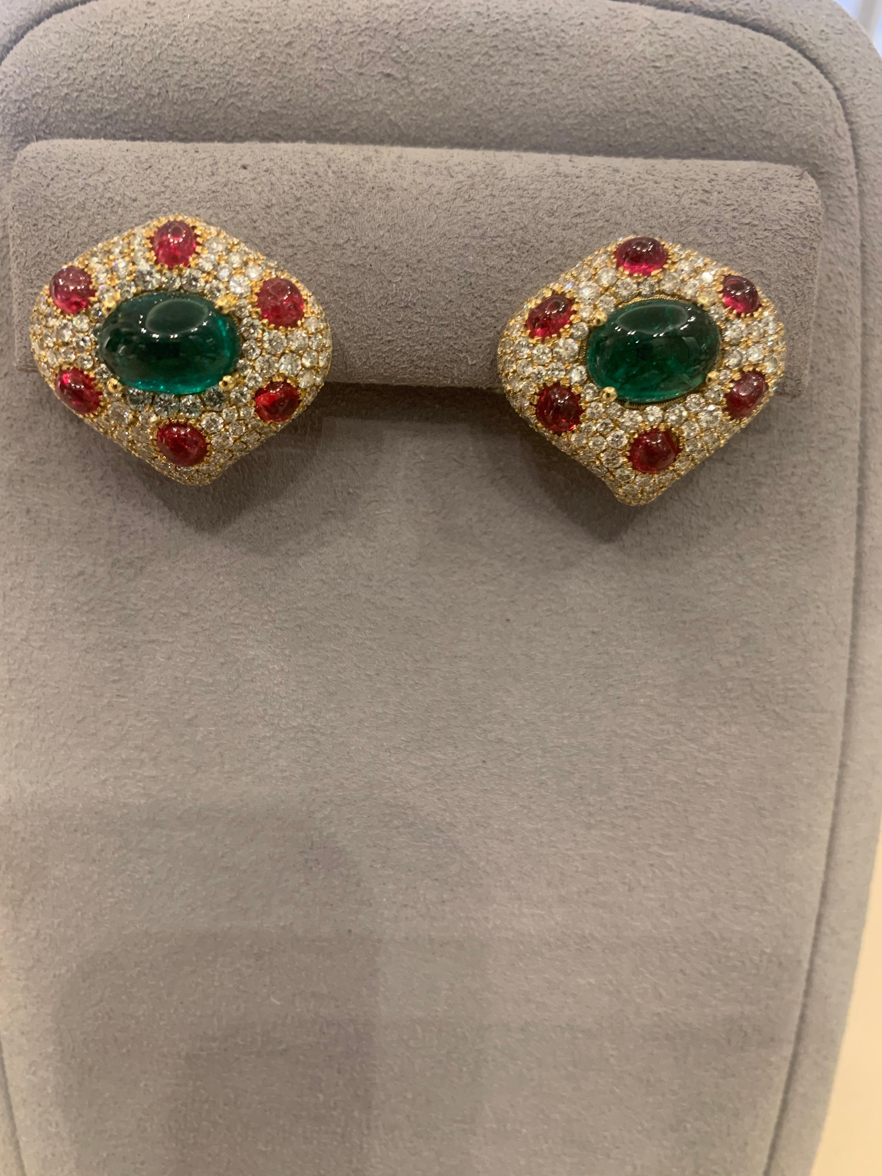 Monan 18 K gold unique earrings with 6,49 ct emerald, 5,08 ct spinel and 4,11 ct diamond 