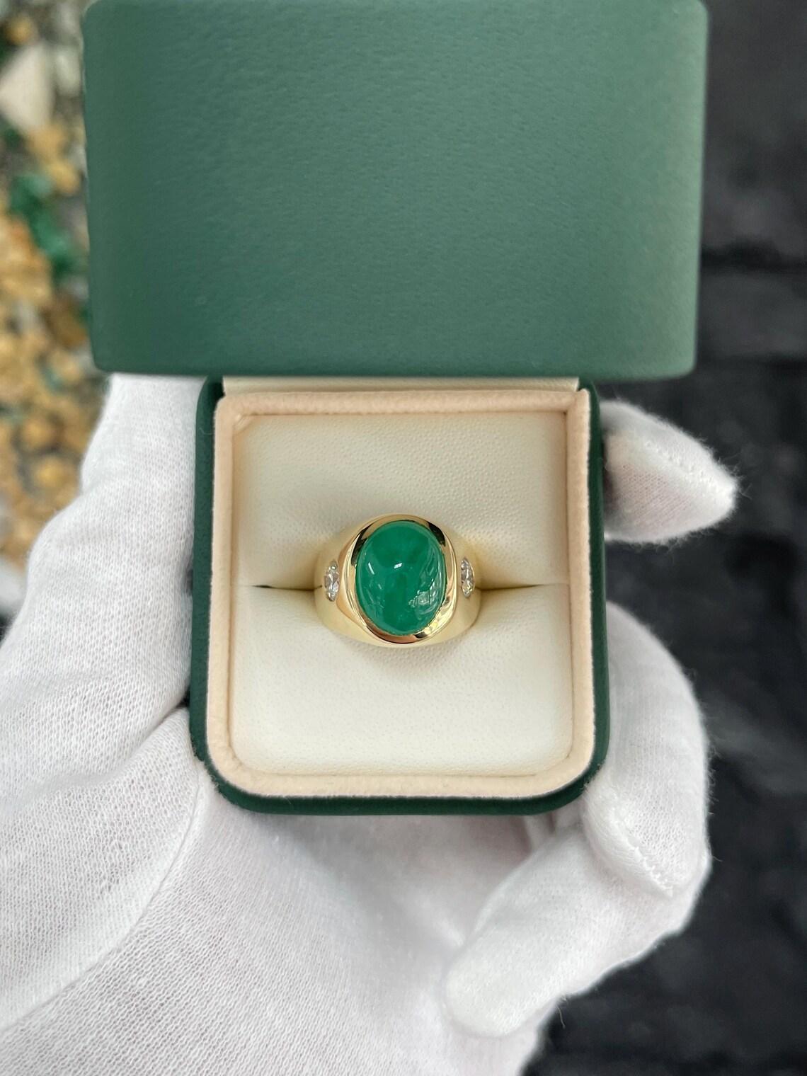 Ring mit 6,49 Karat Smaragd-Cabochon mit Diamant-Akzenten und drei Steinen (Kunsthandwerker*in) im Angebot