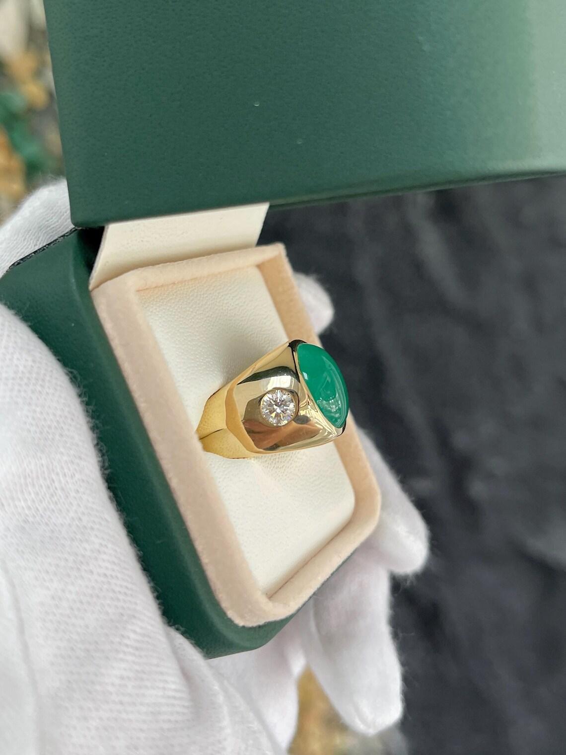 Ring mit 6,49 Karat Smaragd-Cabochon mit Diamant-Akzenten und drei Steinen im Zustand „Neu“ im Angebot in Jupiter, FL