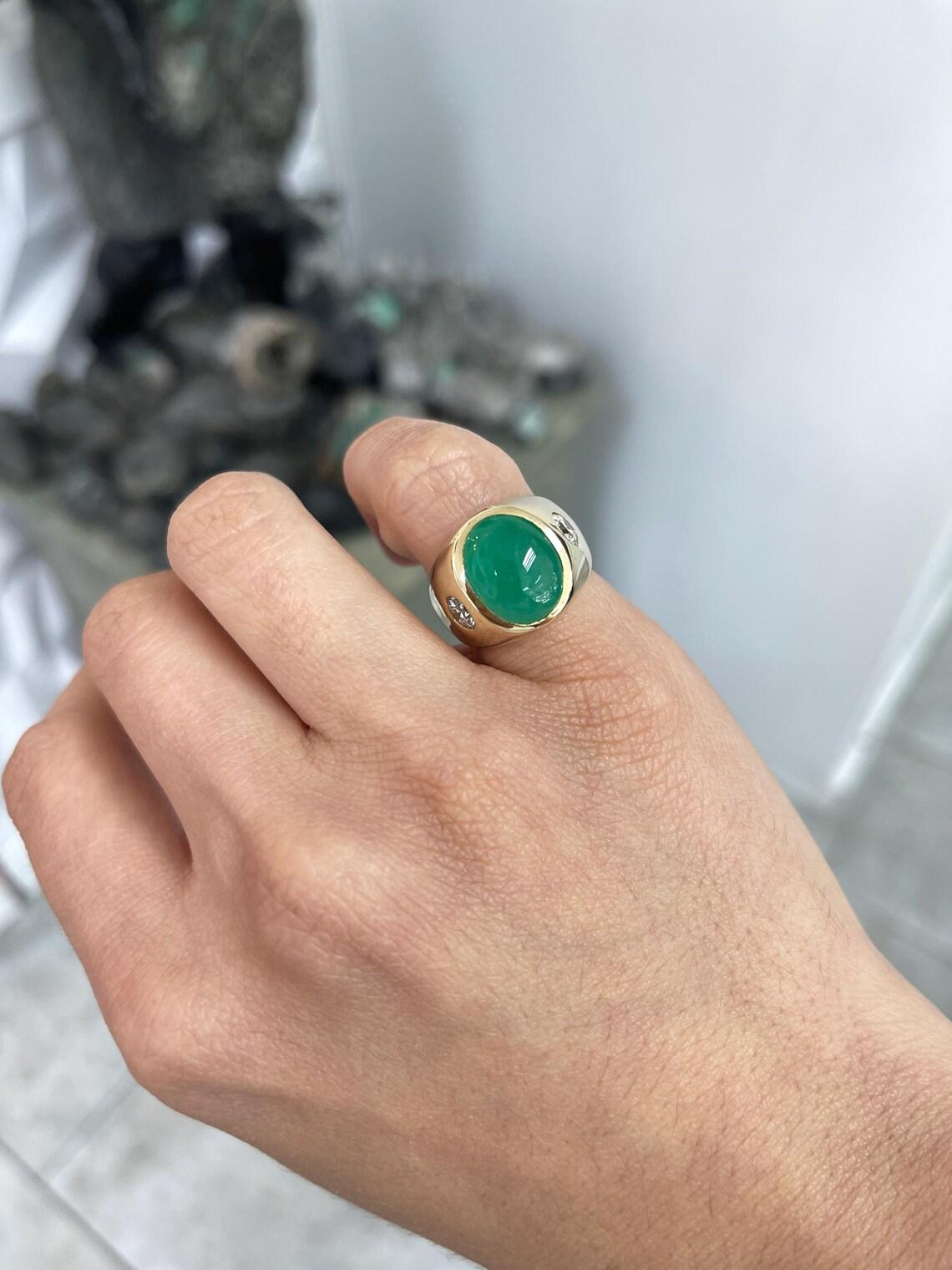 Ring mit 6,49 Karat Smaragd-Cabochon mit Diamant-Akzenten und drei Steinen im Angebot 1