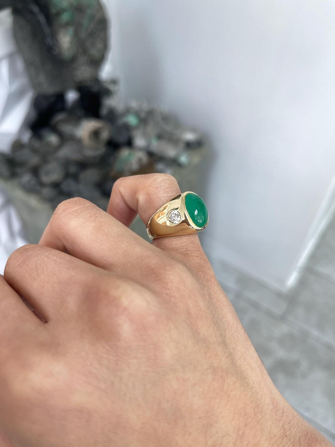 Ring mit 6,49 Karat Smaragd-Cabochon mit Diamant-Akzenten und drei Steinen im Angebot 2