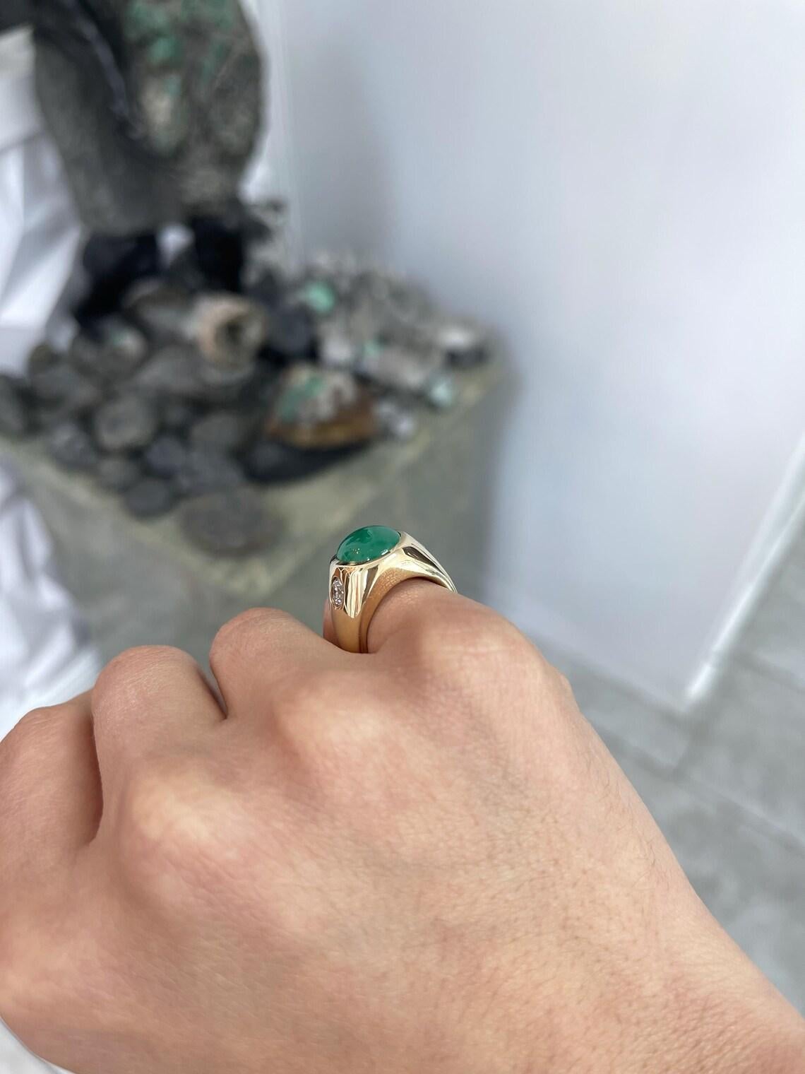 Ring mit 6,49 Karat Smaragd-Cabochon mit Diamant-Akzenten und drei Steinen im Angebot 3