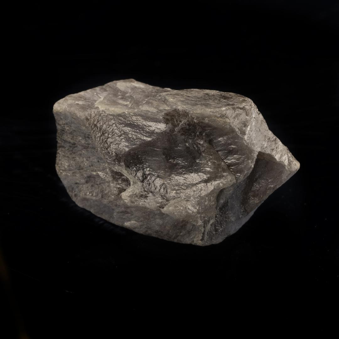 Ce gros diamant noir brut lustré, extrait au Canada, pèse 64,92 carats. Les diamants noirs doivent leur couleur opaque à des impuretés naturelles dans le réseau cristallin et constituent de belles pièces de collection. Ce spécimen impressionnant