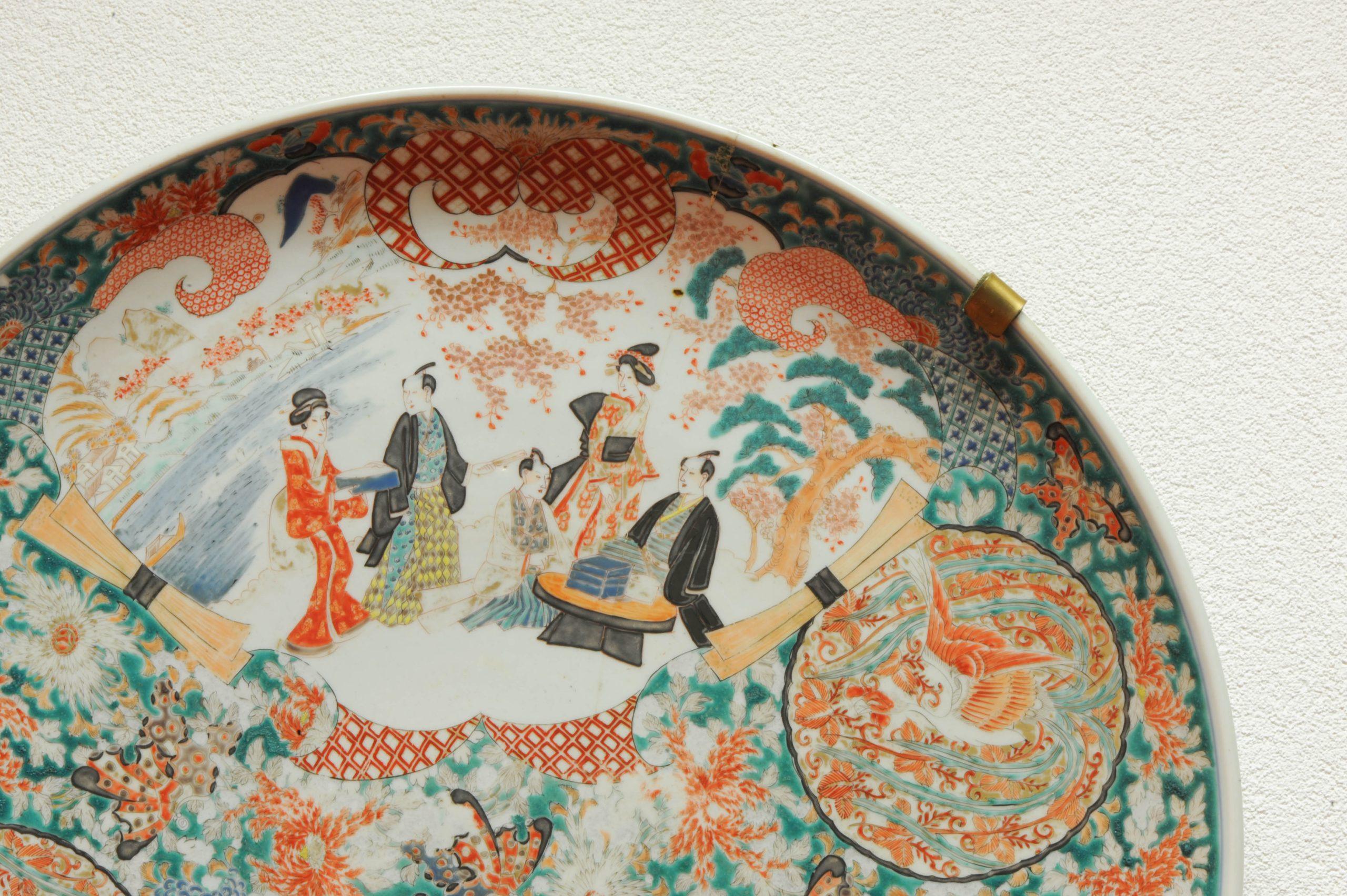 Porcelaine Plat en porcelaine japonaise Arita avec oiseaux et fleurs, marqué « Vidéo ajouté » en vente