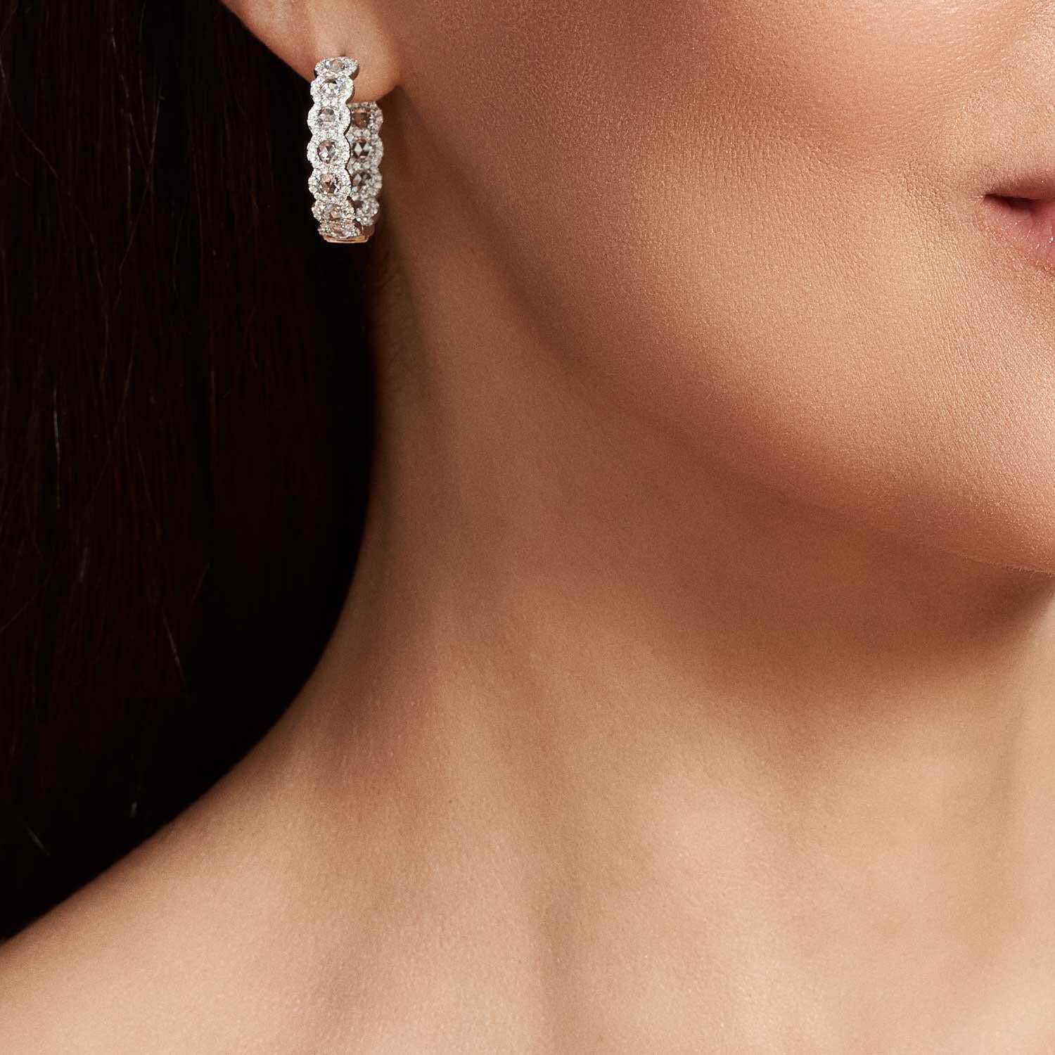 Versatile yet striking, the Scallop Diamond Mini Hoop Earrings are an essential to any fine jewelry collection. These rose cut diamond hoops offer a 360° diamonds view of 64Facets' signature round rose cut diamonds embedded by a border of round