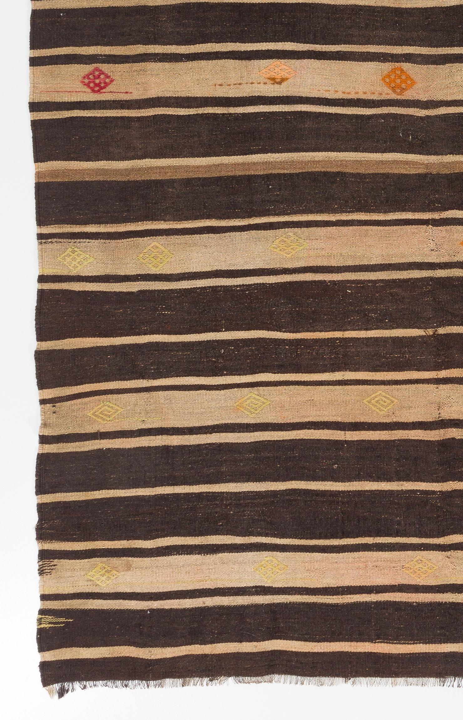 Tissé à la main 6.4x10 Ft Vintage Handmade Banded Turkish Kilim Rug Made of Natural Un-Dyed Wool (tapis turc à bandes fait à la main en laine non teintée) en vente