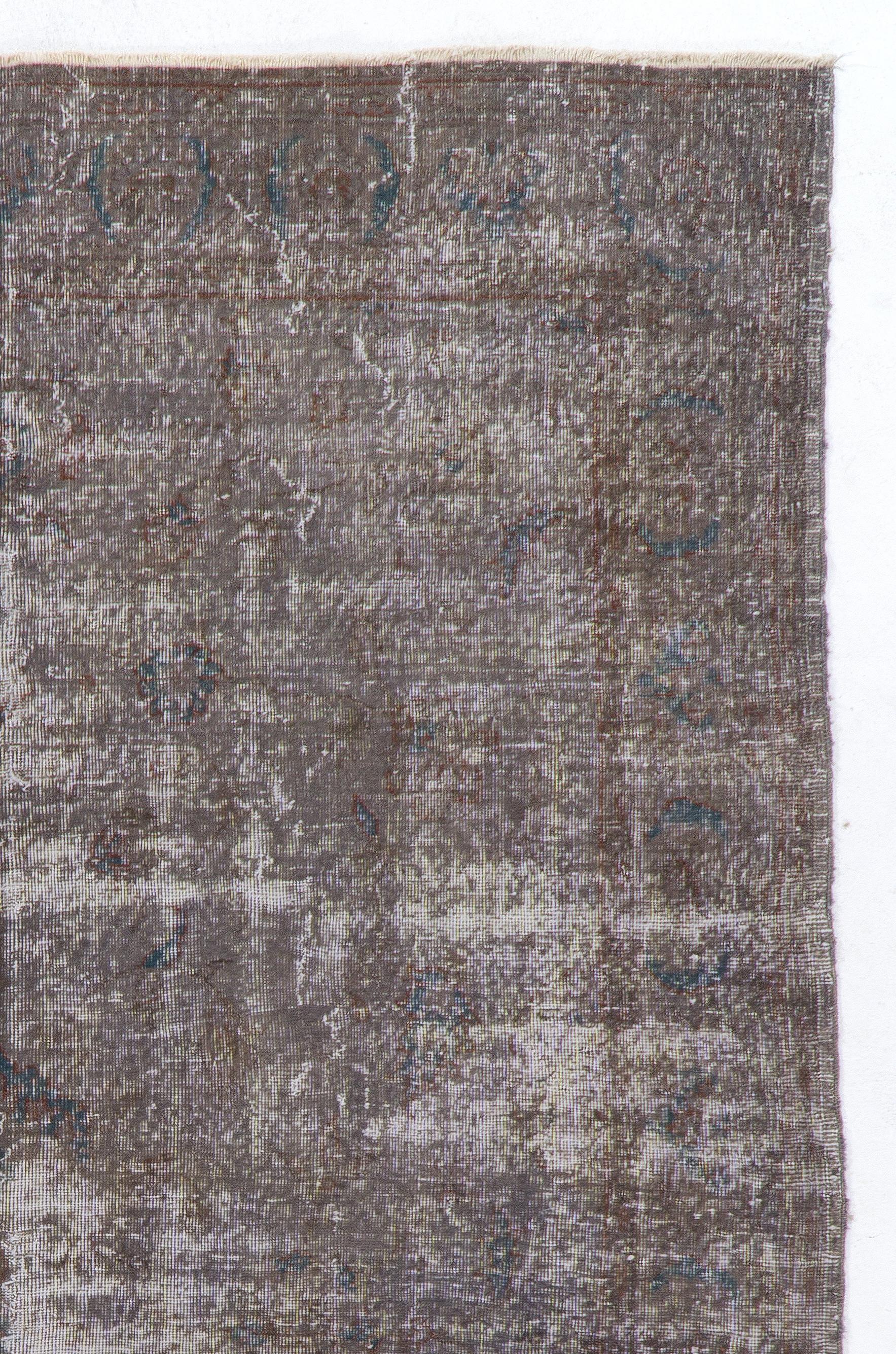 Ein handgeknüpfter türkischer Vintage-Knüpfstoff in Taupe-Grau mit Blattranken und Rosettenmotiven. Er ist fein handgeknüpft und hat einen strapazierten, niedrigen Wollflor auf Baumwollbasis mit einem antiquierten Look. Der Teppich ist in gutem