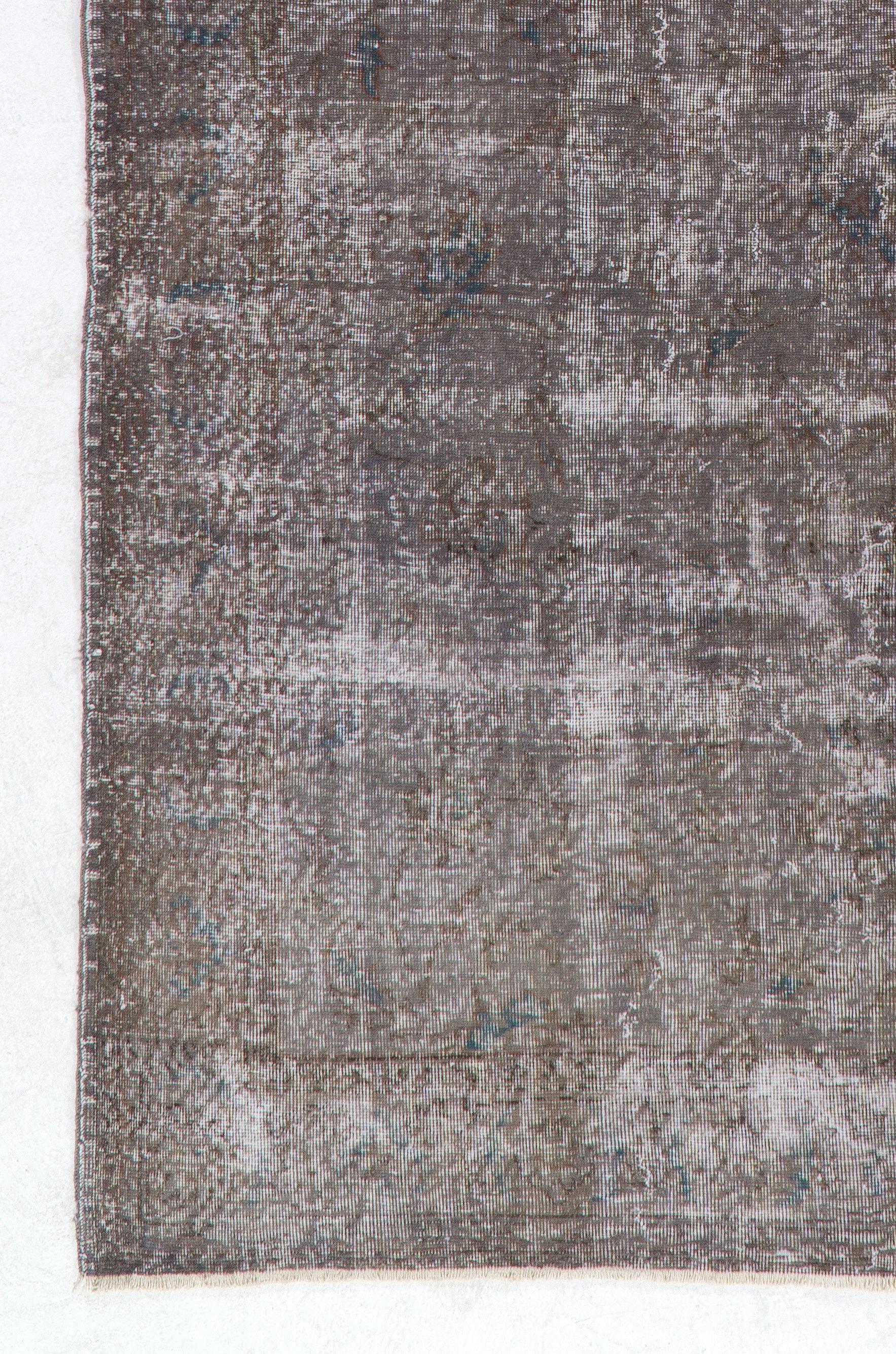 6.4x10 Ft Distressed 1950s Türkische Wolle Bereich Teppich. Handgefertigter taupegrauer Teppich (Moderne) im Angebot