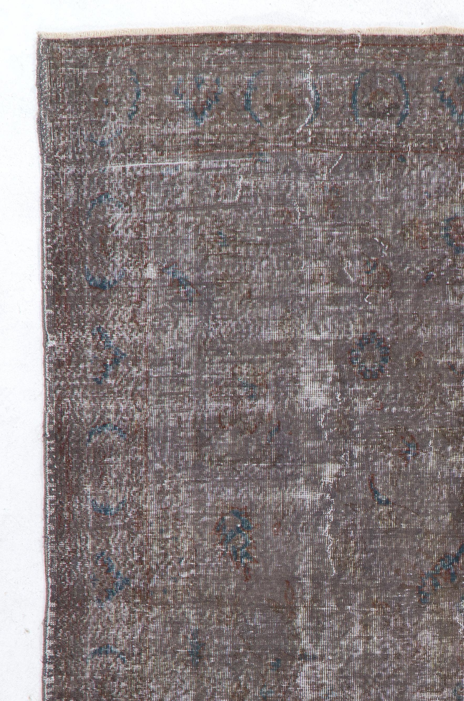 6.4x10 Ft Distressed 1950s Türkische Wolle Bereich Teppich. Handgefertigter taupegrauer Teppich im Zustand „Gut“ im Angebot in Philadelphia, PA