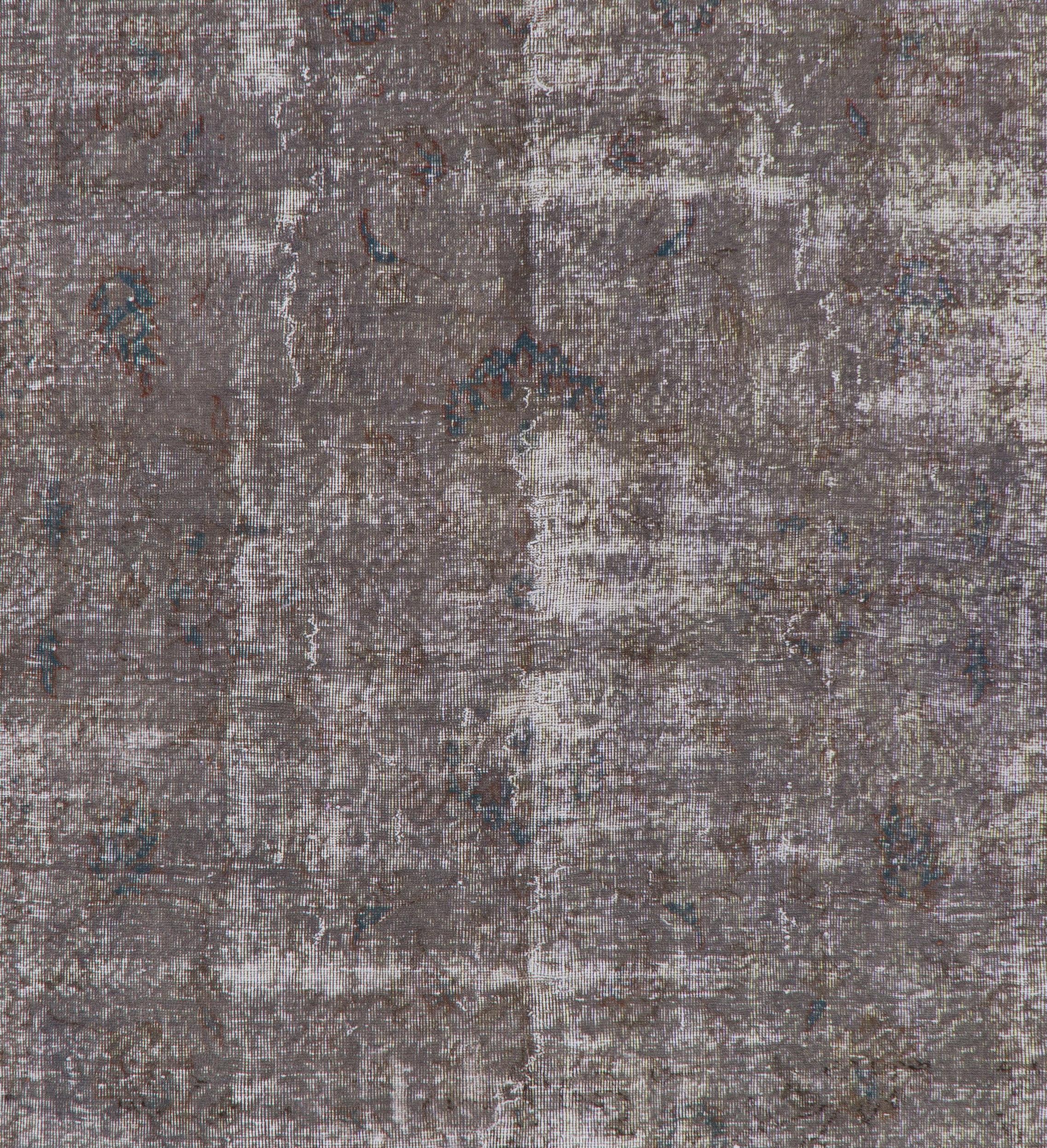 6.4x10 Ft Distressed 1950s Türkische Wolle Bereich Teppich. Handgefertigter taupegrauer Teppich (20. Jahrhundert) im Angebot