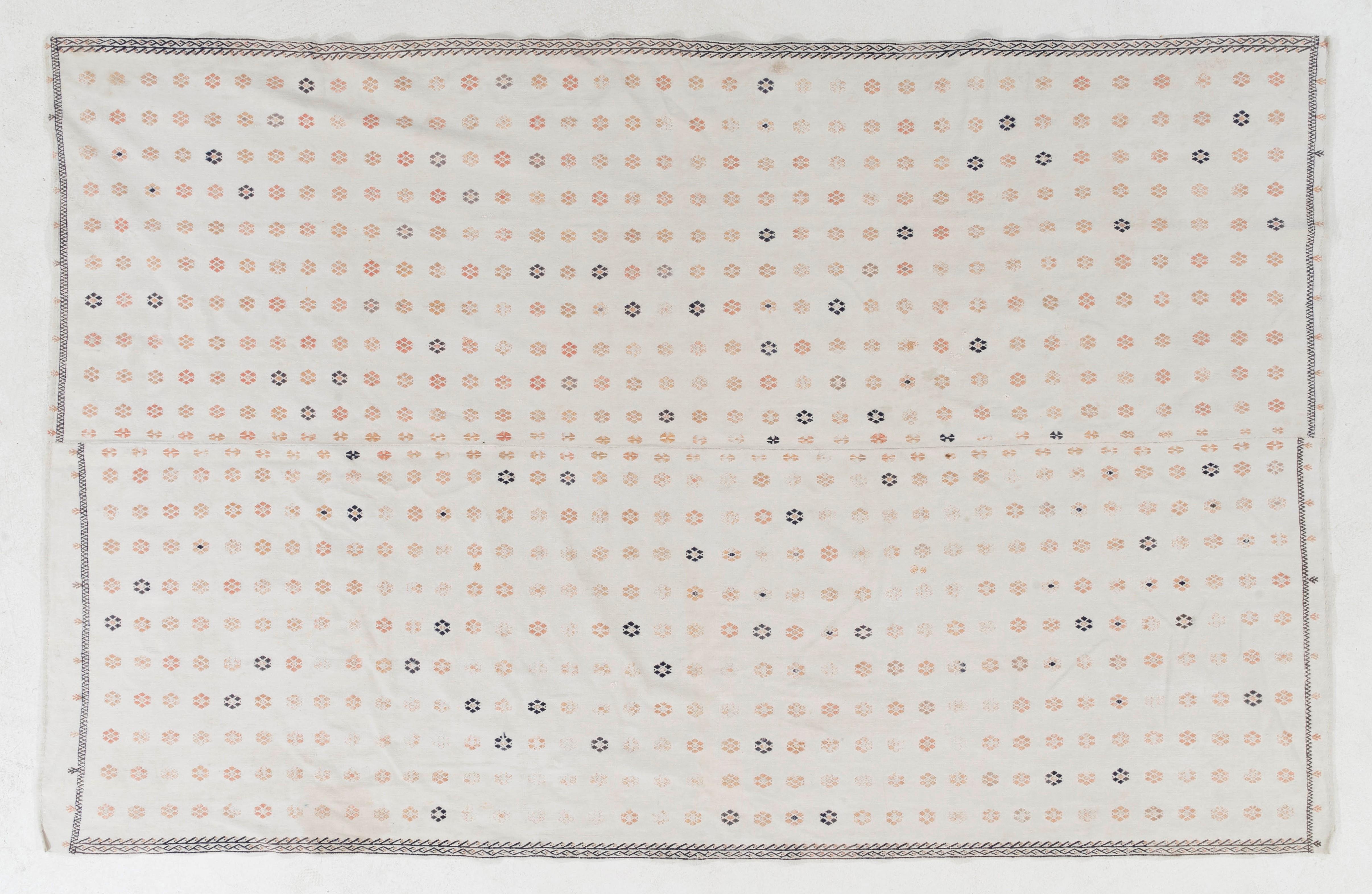 Handgewebter Kelim aus Baumwolle in Creme 6.3x10 Ft. Flachgewebe-Teppich mit floralem Design (20. Jahrhundert) im Angebot