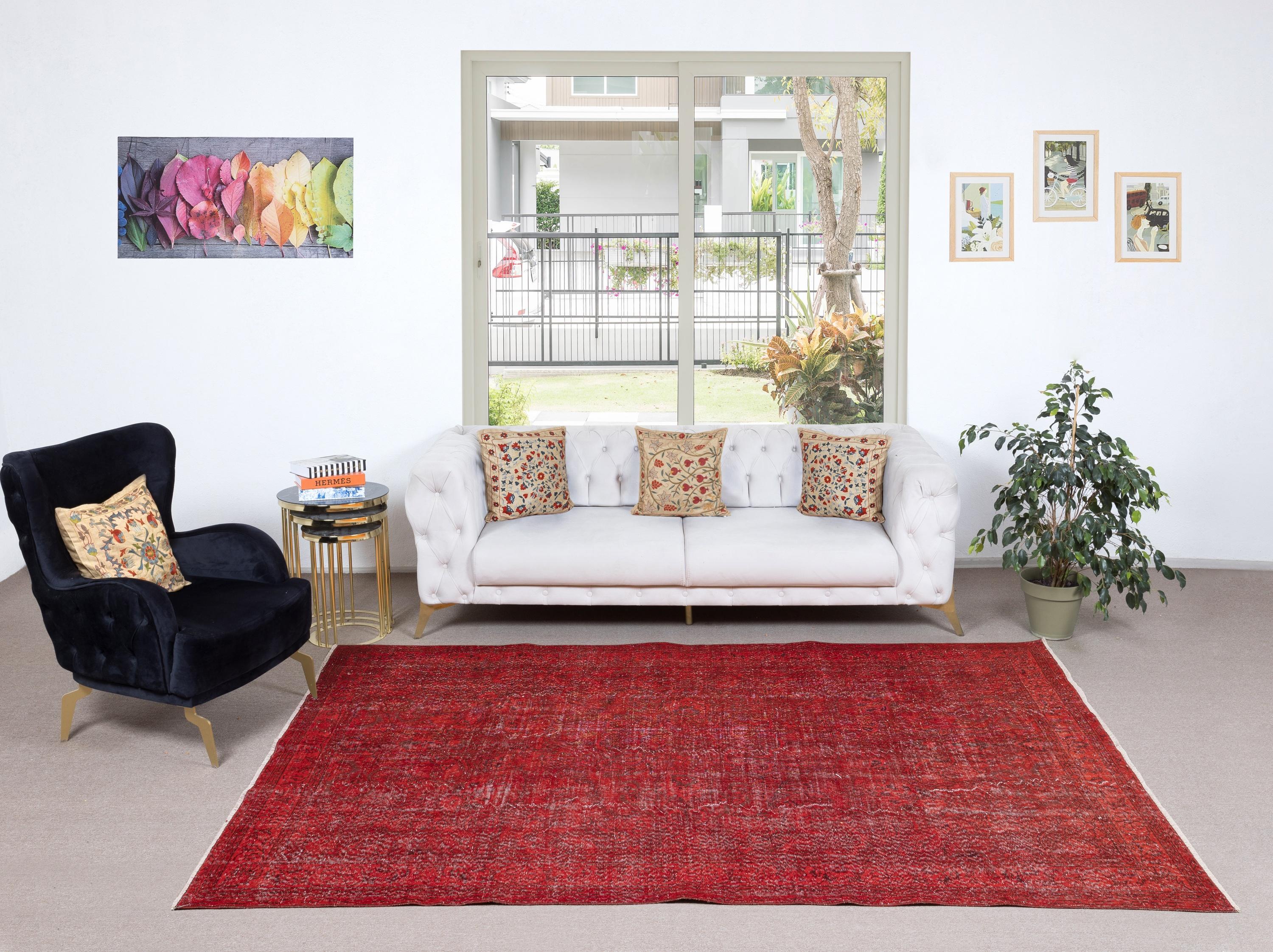 Unsere gefärbten Teppiche sind allesamt handgeknüpfte türkische Vintage-Teppiche, die in unserer Werkstatt sorgfältig restauriert und neu gestaltet wurden, damit sie zu einer breiten Palette von Einrichtungsstilen passen - von modern und