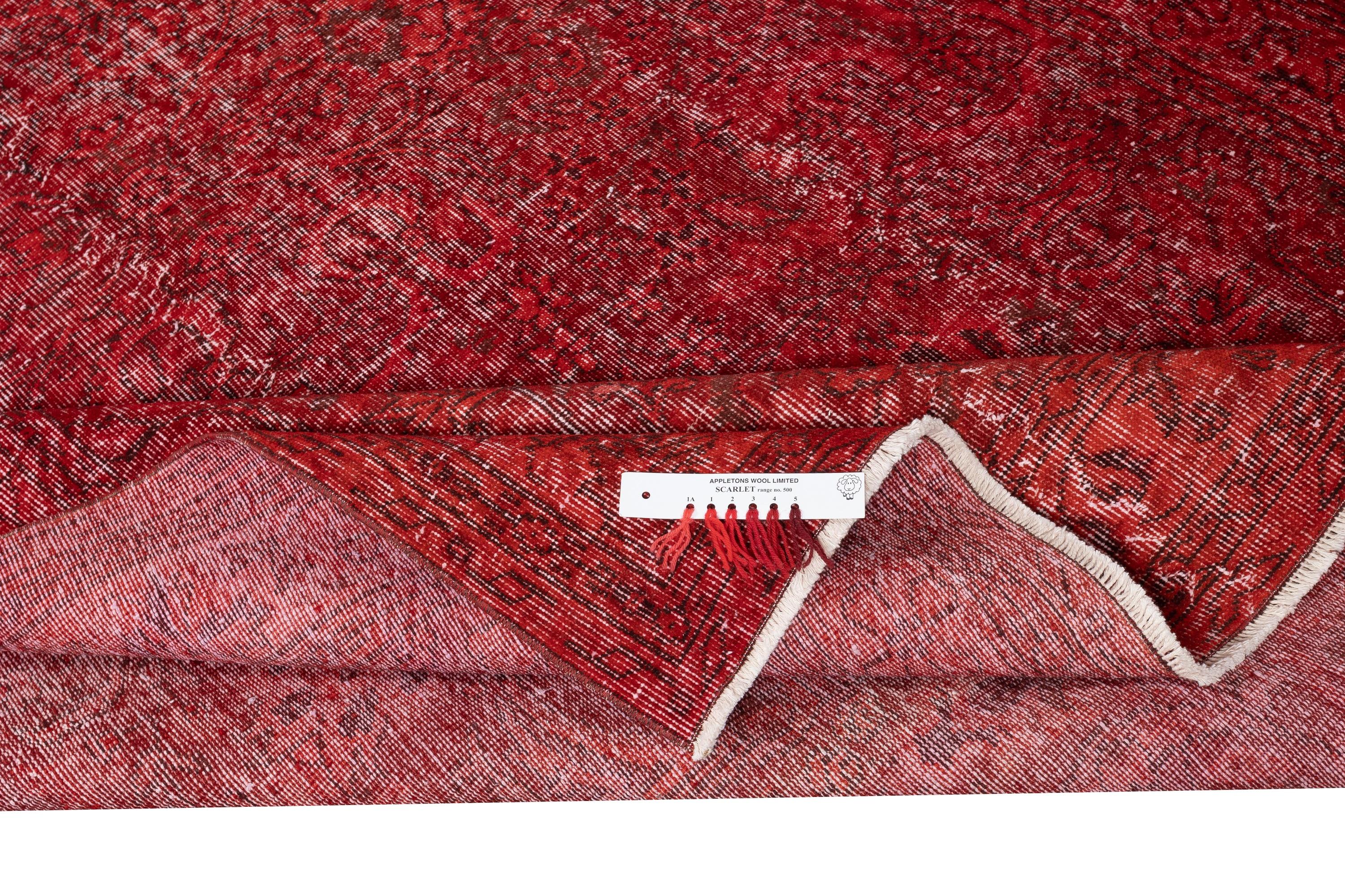 6.4x10 Ft Overdyed Rot Türkischer Teppich. Handgefertigter Vintage-Teppich für das Wohnzimmer (Moderne) im Angebot