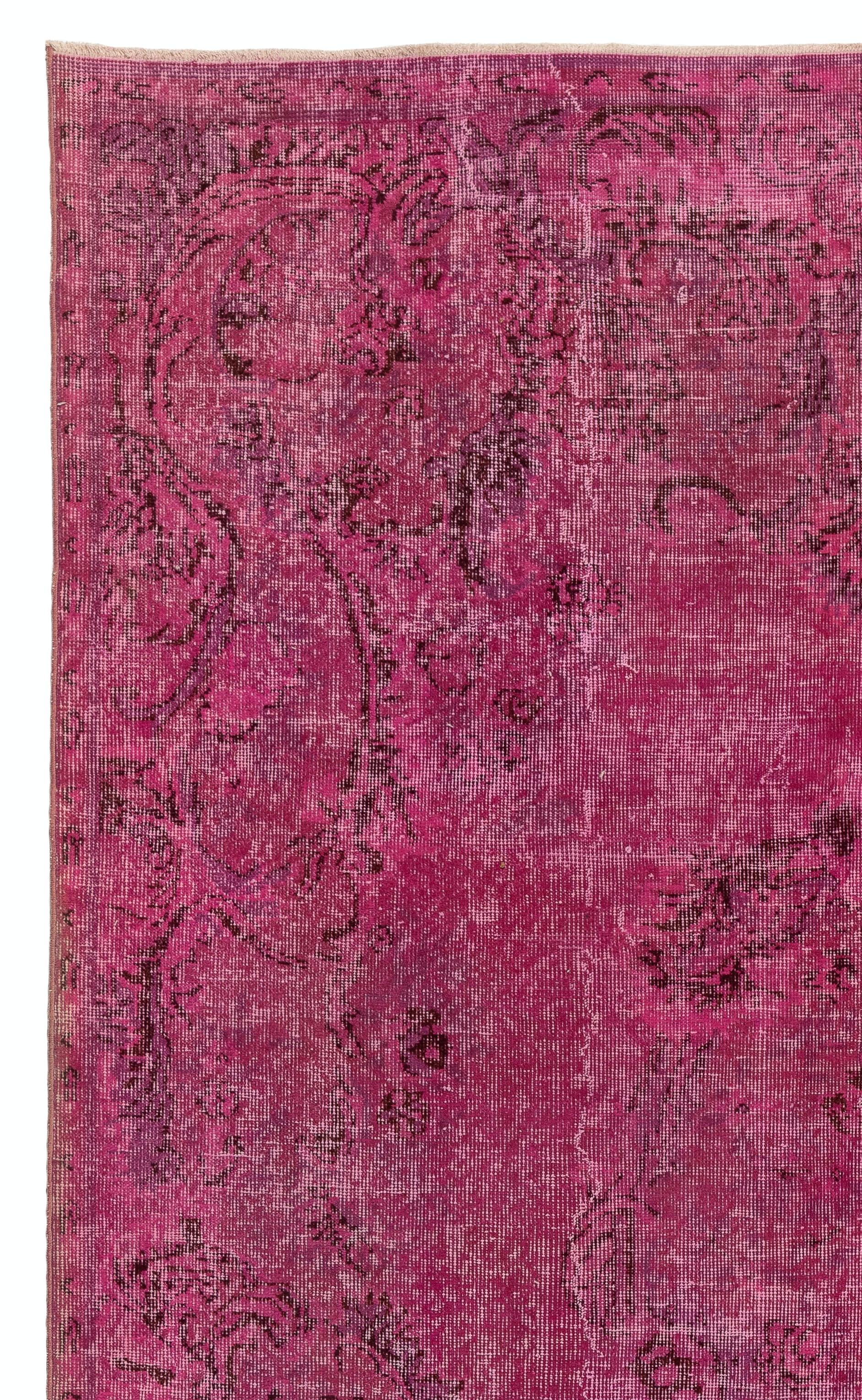 Un tappeto vintage turco tinto in rosa per interni contemporanei.
Il tappeto è finemente annodato a mano, ha un basso vello di lana su una base di cotone. È in ottime condizioni, lavato professionalmente, robusto e adatto ad aree ad alto traffico