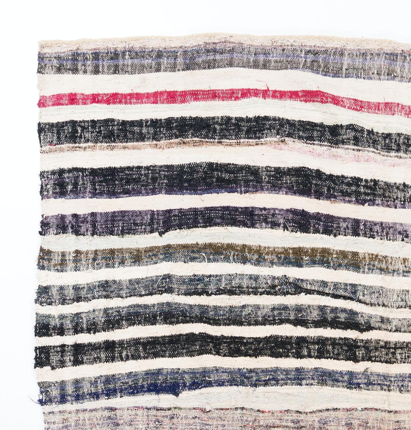 Questi autentici tessuti piatti (Kilim) provenienti dalla Turchia orientale venivano tessuti a mano dai nomadi per essere utilizzati come rivestimento delle tende e delle case invernali. Sono stati realizzati per essere utilizzati nella vita di