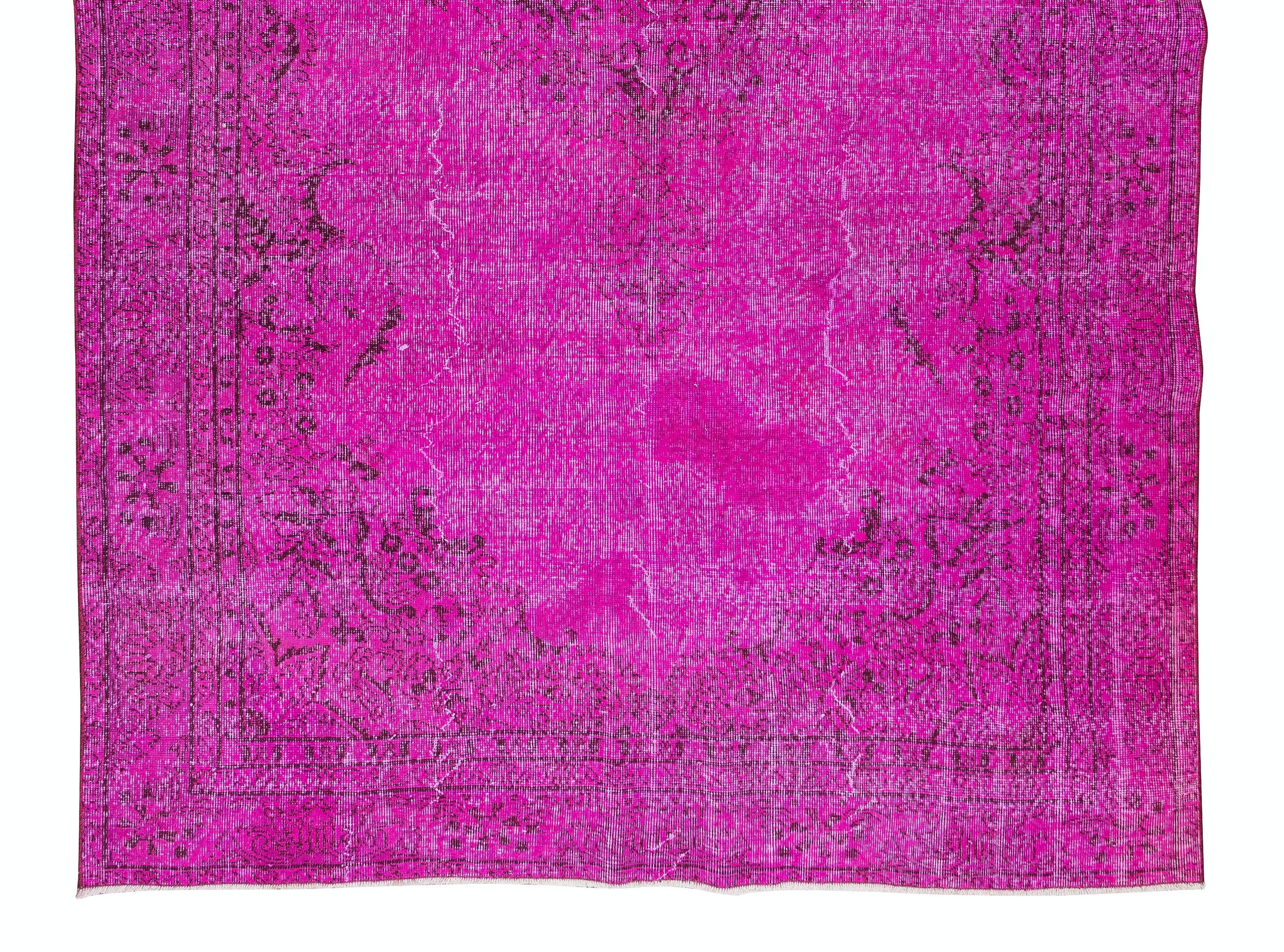Anatolischer handgefertigter Teppich überfärbt in Fuchsia Pink 4 Modern Interiors (Handgeknüpft) im Angebot