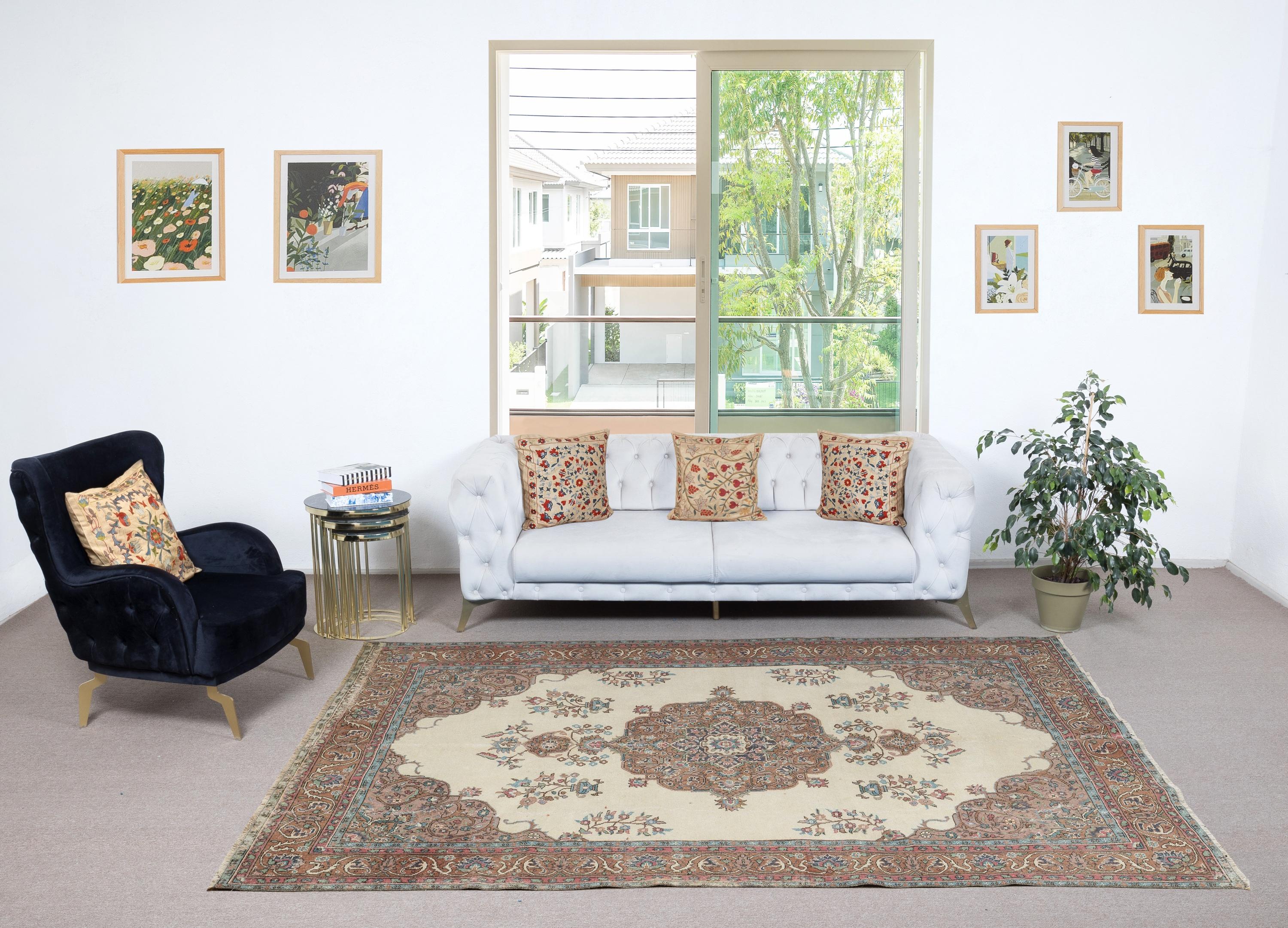 I nostri tappeti vintage sbiaditi dal sole sono tutti pezzi unici, annodati a mano e con 50-70 anni di storia. Ogni tappeto riflette la tradizione secolare della tessitura turca, mostrando un carattere unico fatto a mano e una bellezza senza