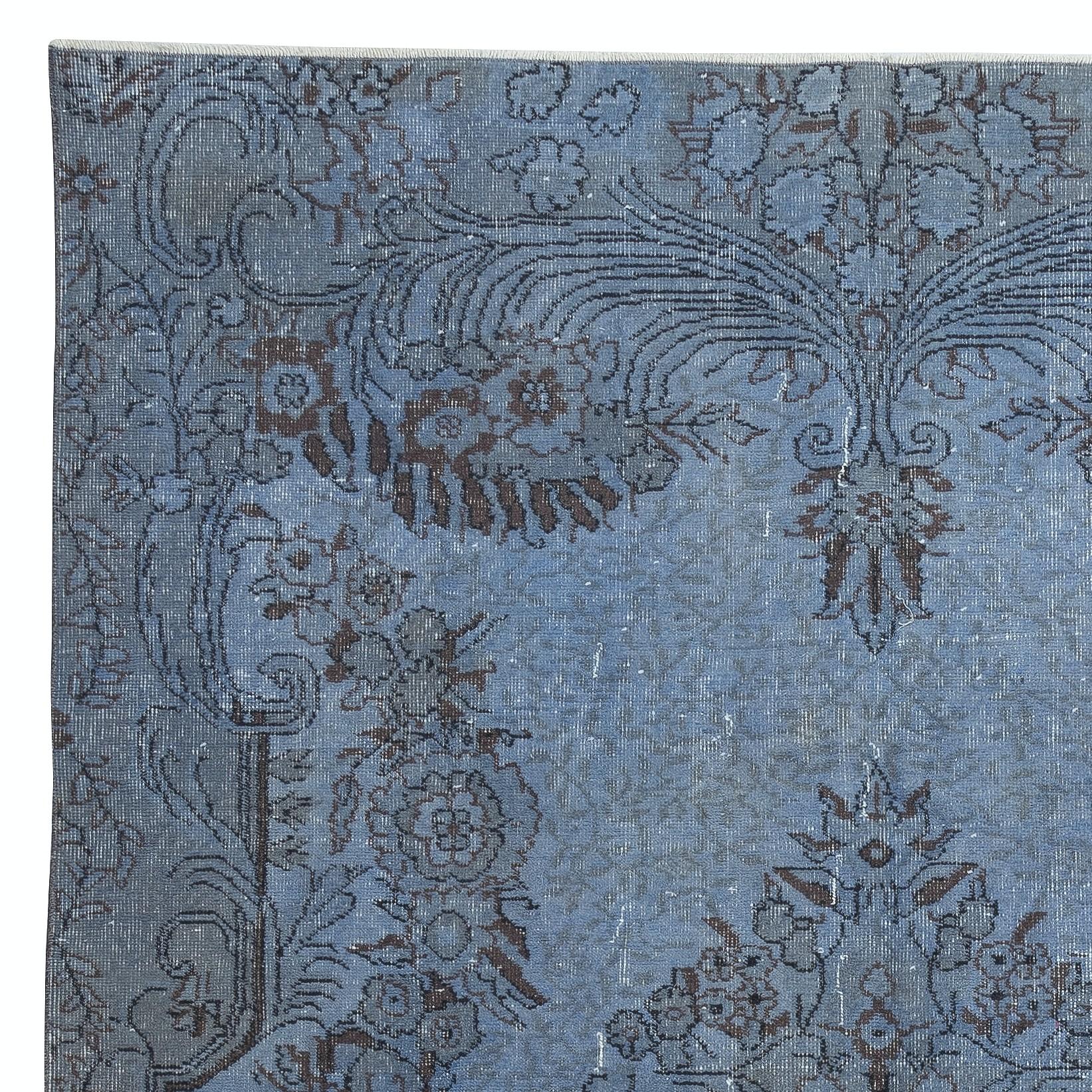 Turco Tappeto turco vintage 6.4x10.2 Ft tinto in blu per interni moderni in vendita