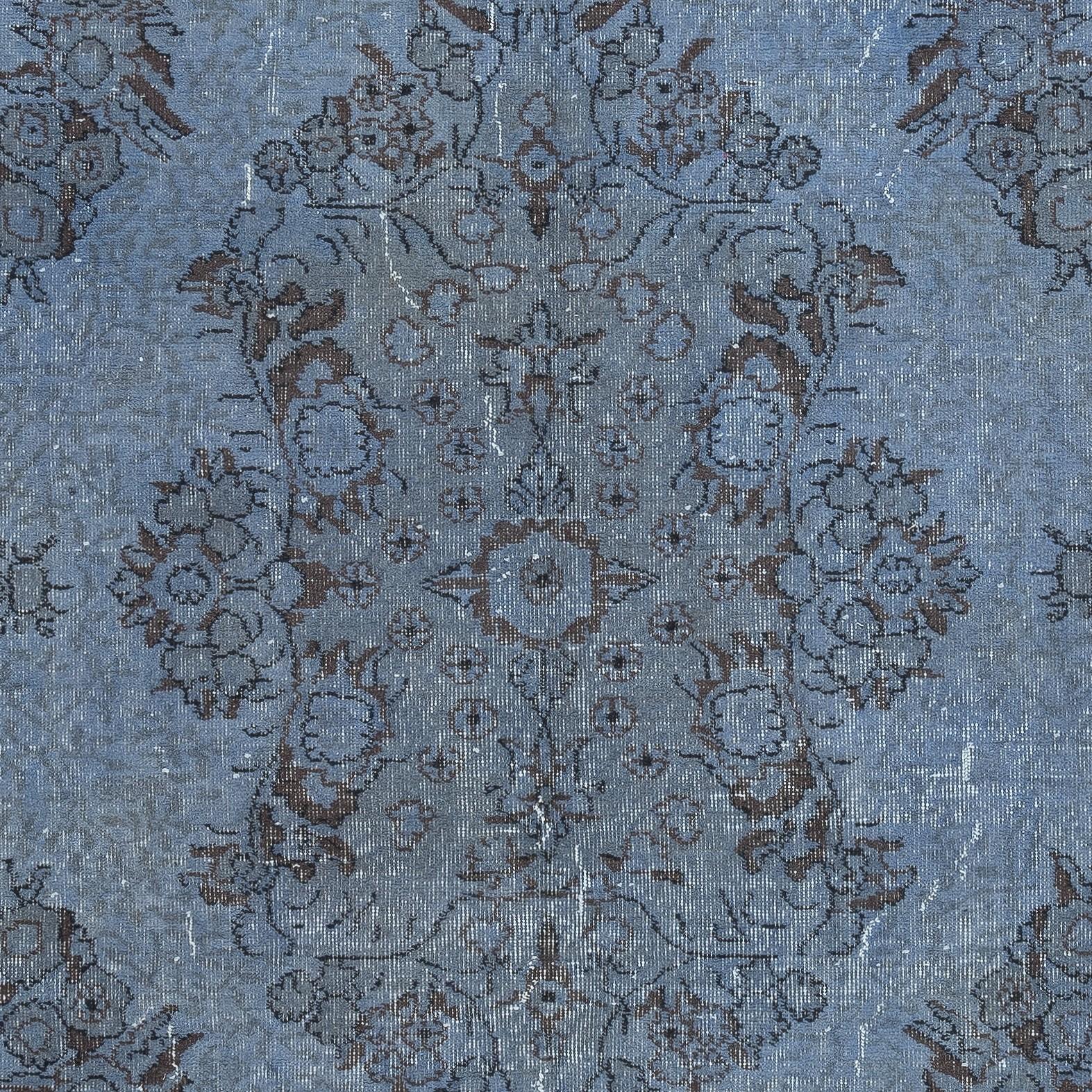 Annodato a mano Tappeto turco vintage 6.4x10.2 Ft tinto in blu per interni moderni in vendita