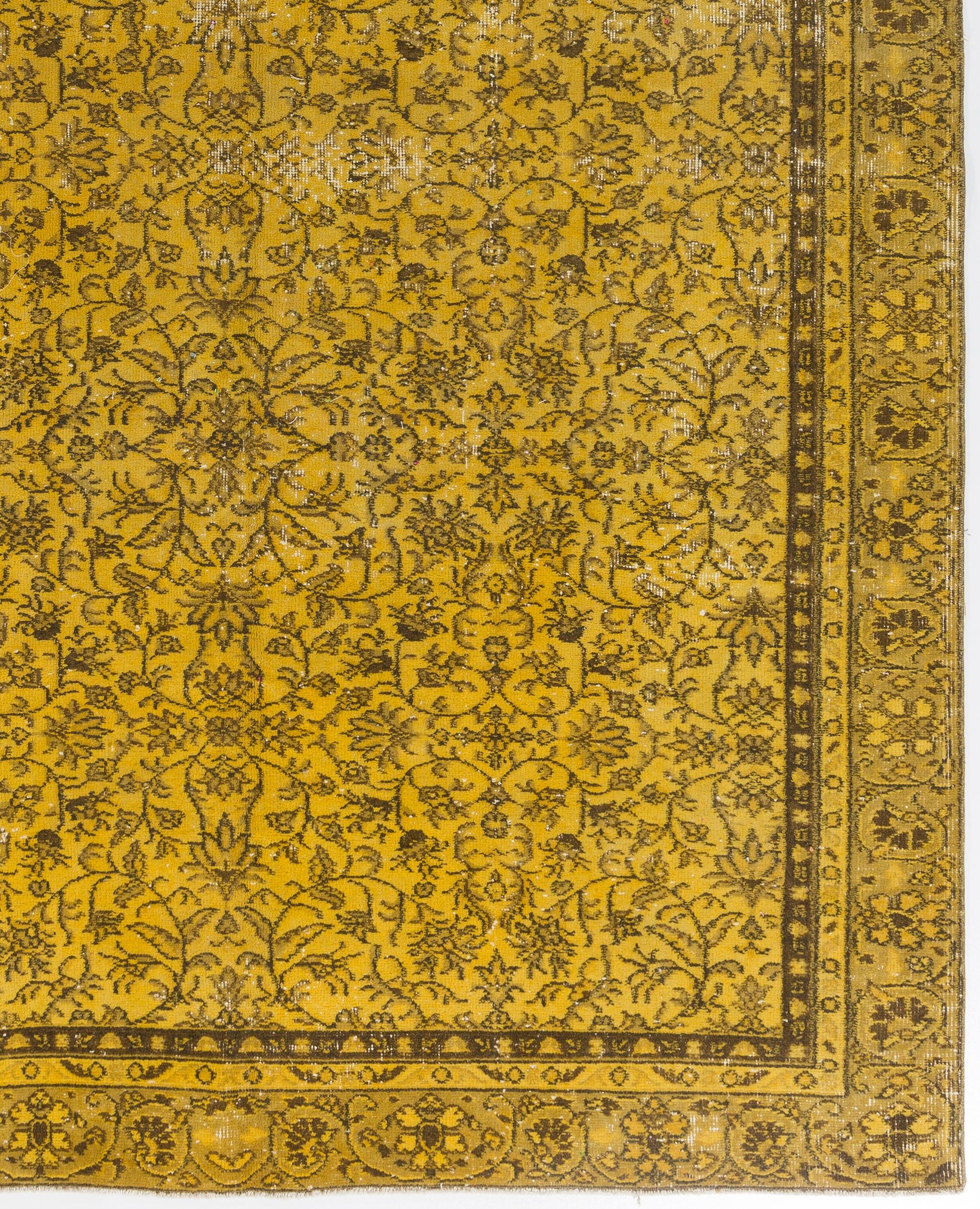 Moderner handgefertigter Teppich in Gelb, floral gemusterter türkischer Teppich (Handgeknüpft) im Angebot