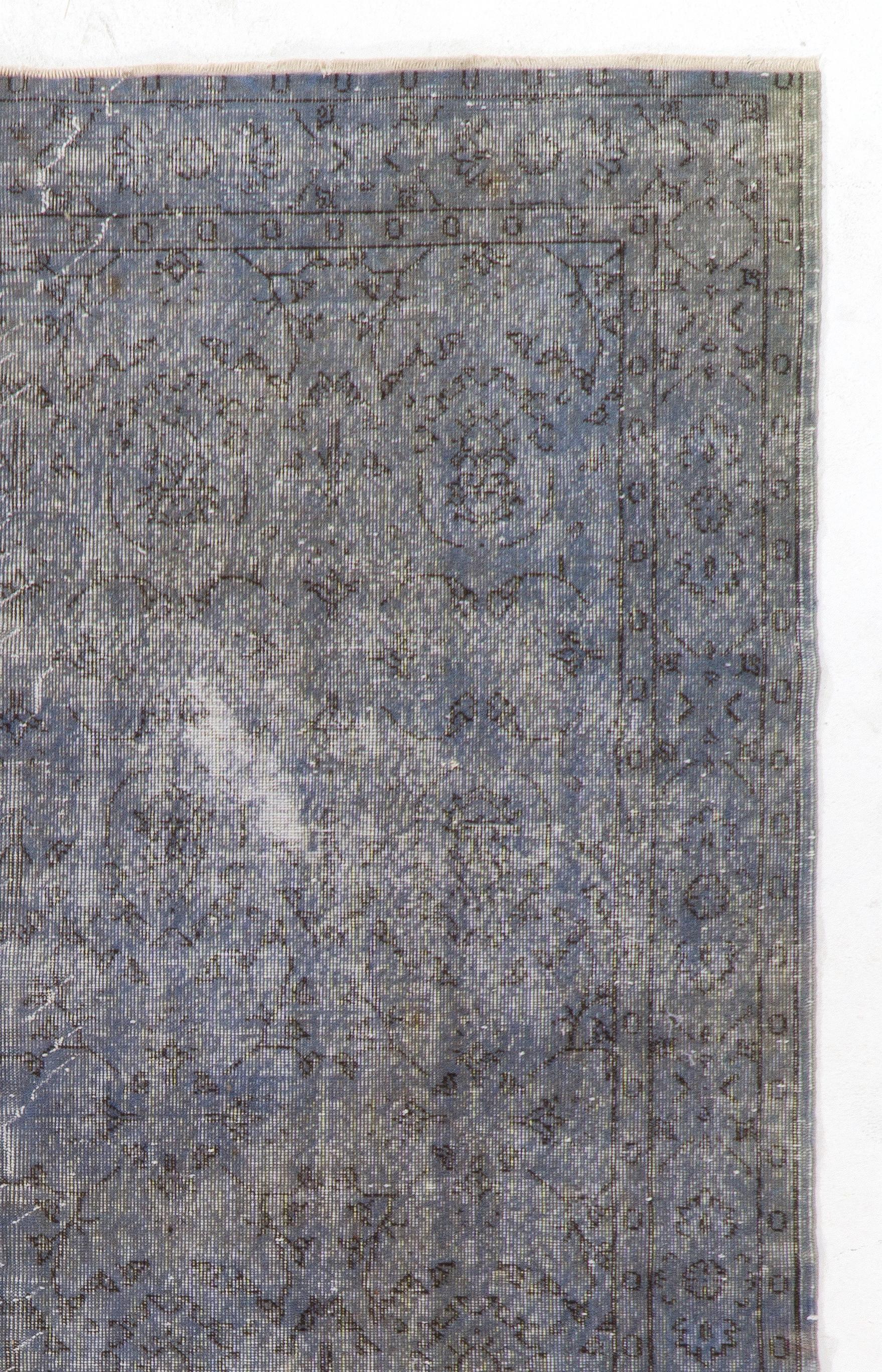 Ein türkischer Teppich im Vintage-Stil, neu gefärbt in hellem Blau für moderne Innenräume.
Fein handgeknüpft, niedriger Wollflor auf Baumwollbasis. Professionell gewaschen.
Robust und geeignet für stark frequentierte Bereiche, sowohl für Wohn- als