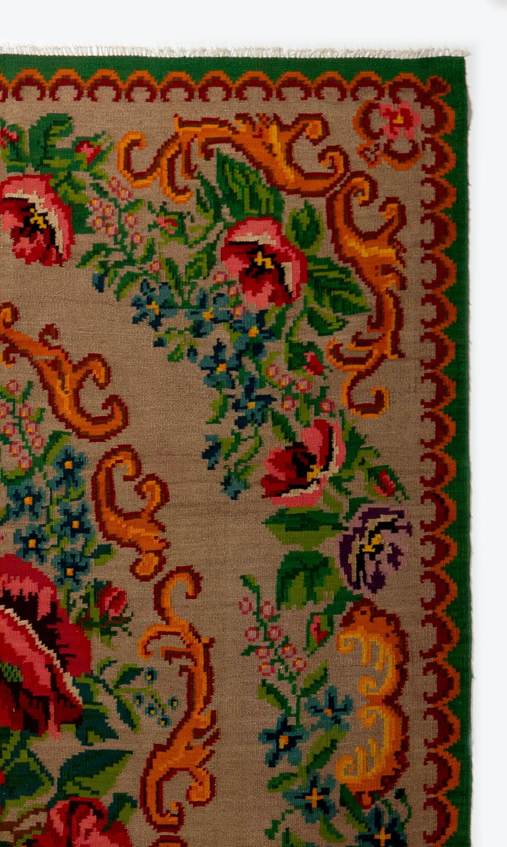 Einzigartiger vintage bessarabischer Kelim. 
Ein handgewebter osteuropäischer Teppich aus Moldawien. Diese traditionellen moldauischen Flachgewebe sind von alten Aubusson-Teppichen inspiriert, zeichnen sich jedoch durch ihren schwarzen Grund und