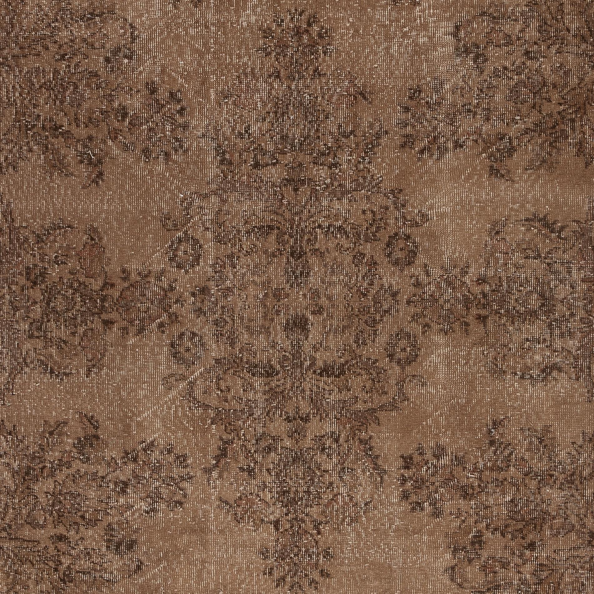 Turco Tappeto vintage fatto a mano 6,4x10,5 Ft tinto in marrone per interni moderni in vendita