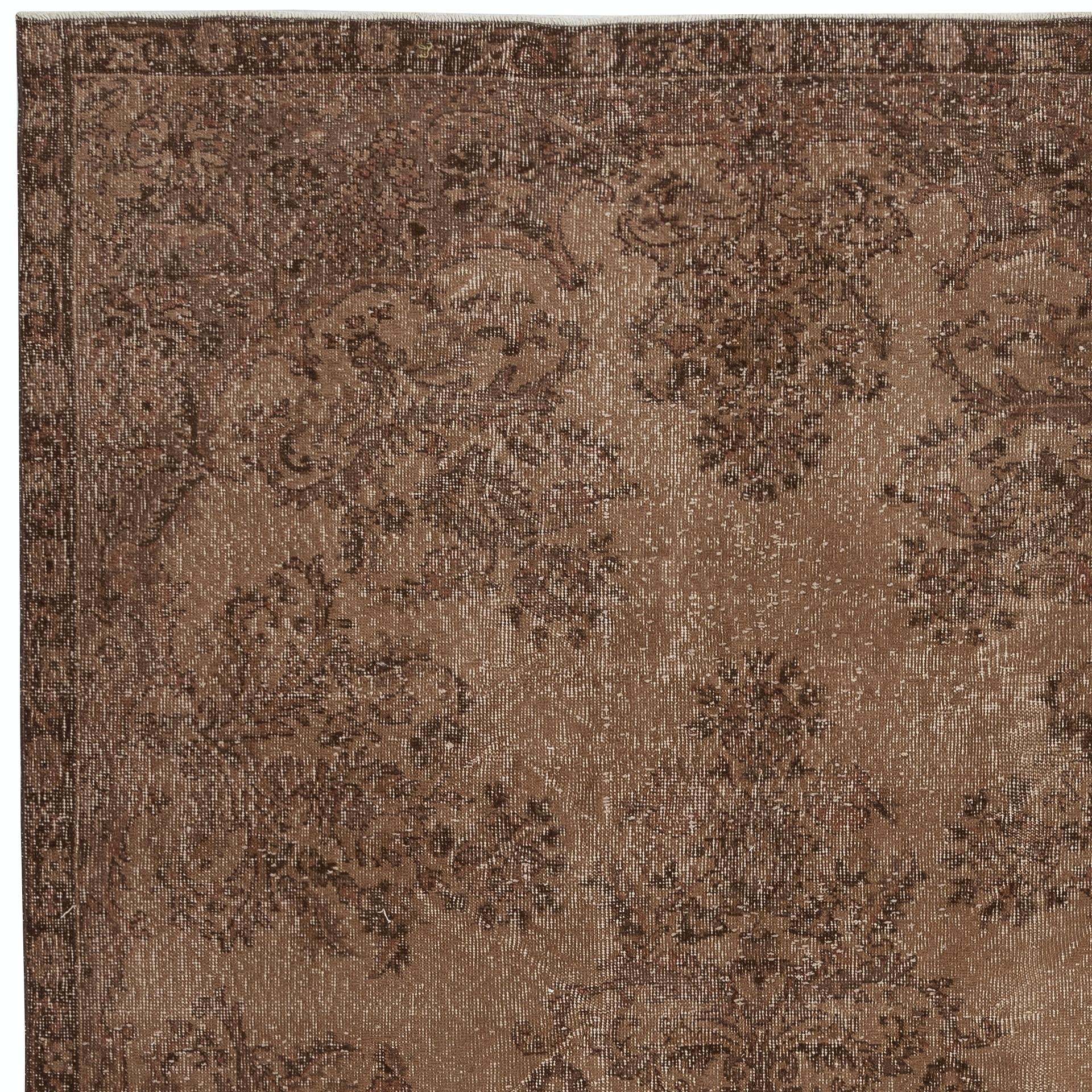 Annodato a mano Tappeto vintage fatto a mano 6,4x10,5 Ft tinto in marrone per interni moderni in vendita