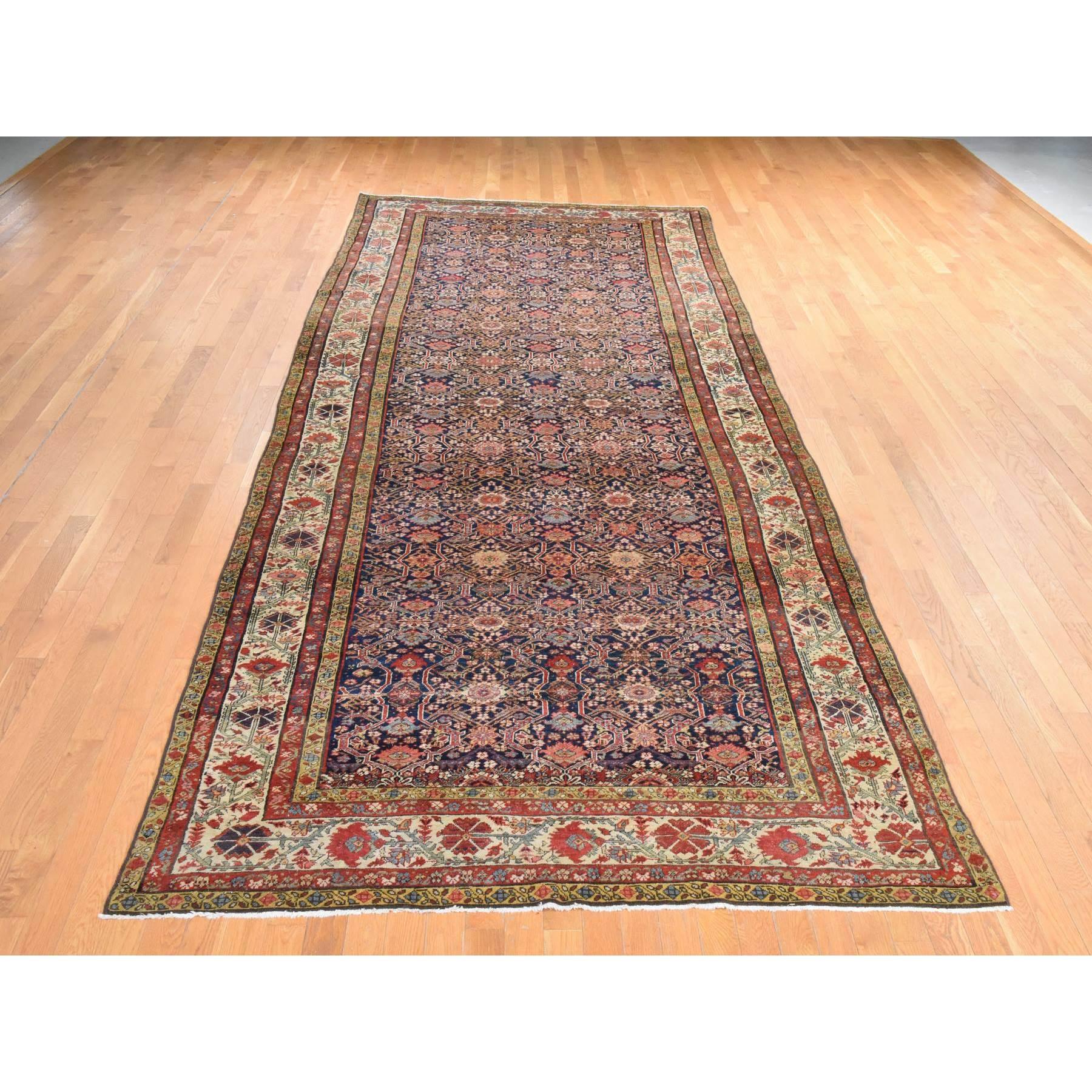 Mitternachtsblau, Antiker persischer Fereghan Sarouk mit kompliziertem und sich wiederholendem geometrischem Blumenmuster, handgeknüpft, 100% Wolle, Galerieformat, breiter Läufer, Orientteppich
Primäre MATERIALIEN: Wolle
Latex: Kein Flor 
Höhe: 0,25