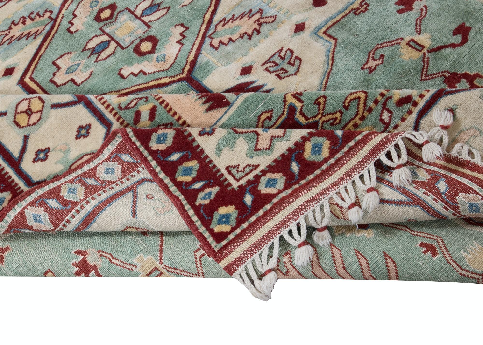 Ein handgeknüpfter zeitgenössischer türkischer Teppich.

Dieser moderne Teppich hat einen gleichmäßigen, mittelhohen Wollflor auf Wollbasis.

Es wird aus erstklassigen handgesponnenen Schafen und natürlichen Farbstoffen hergestellt, d.h. aus