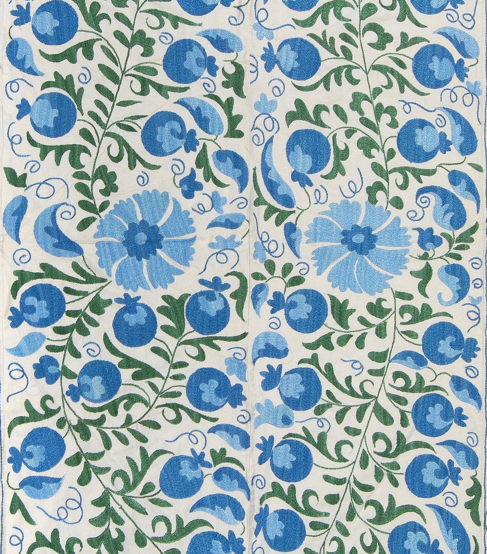 Brodé 6.4x8.3 Ft Tapis de lit en broderie de soie, tenture murale Suzani, tapisserie ouzbek bleue en vente