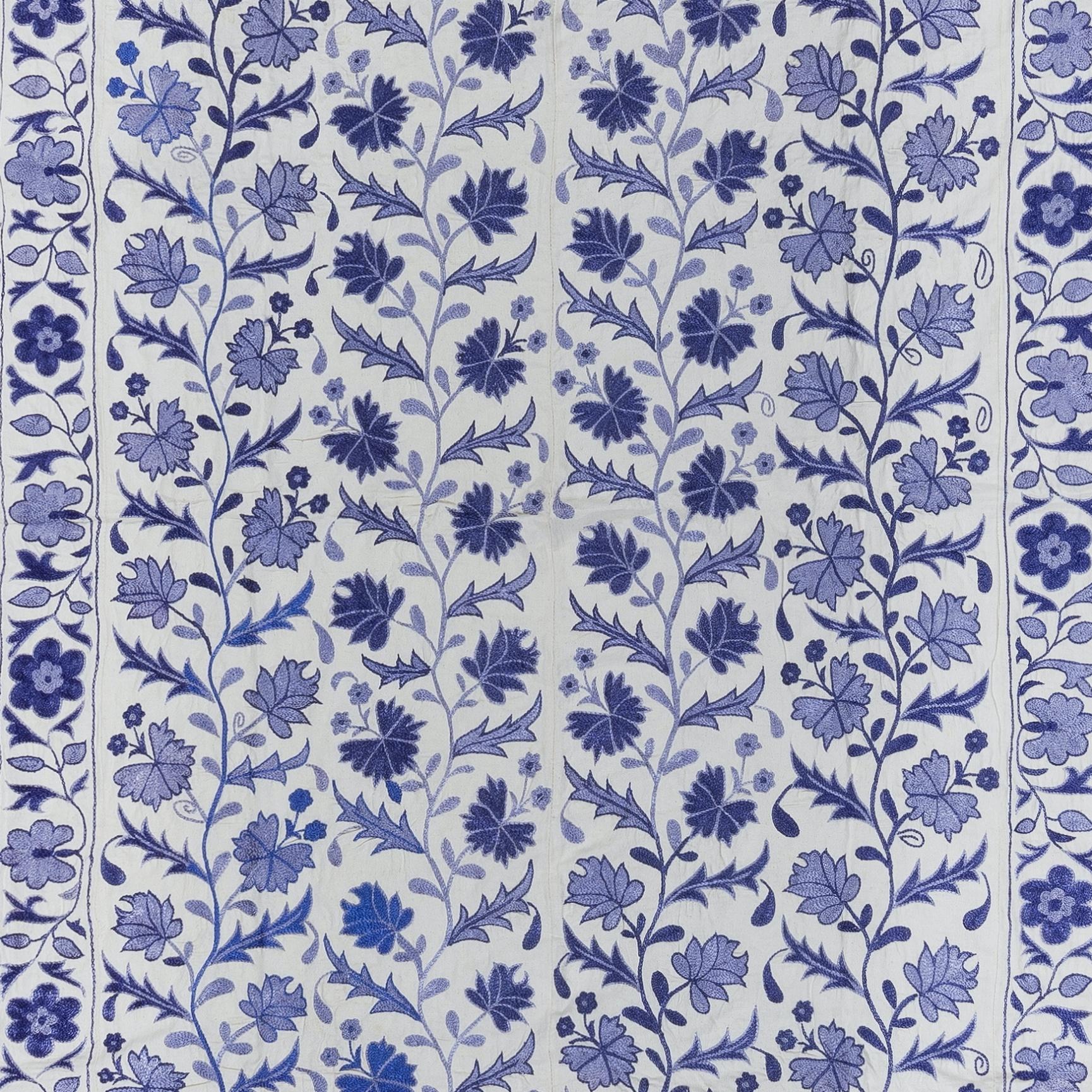 6,4x8.4 ft gehäkelte Suzani-Wandbehang, Bettbezug aus Seide mit Stickerei in Creme, Blau im Zustand „Neu“ im Angebot in Philadelphia, PA