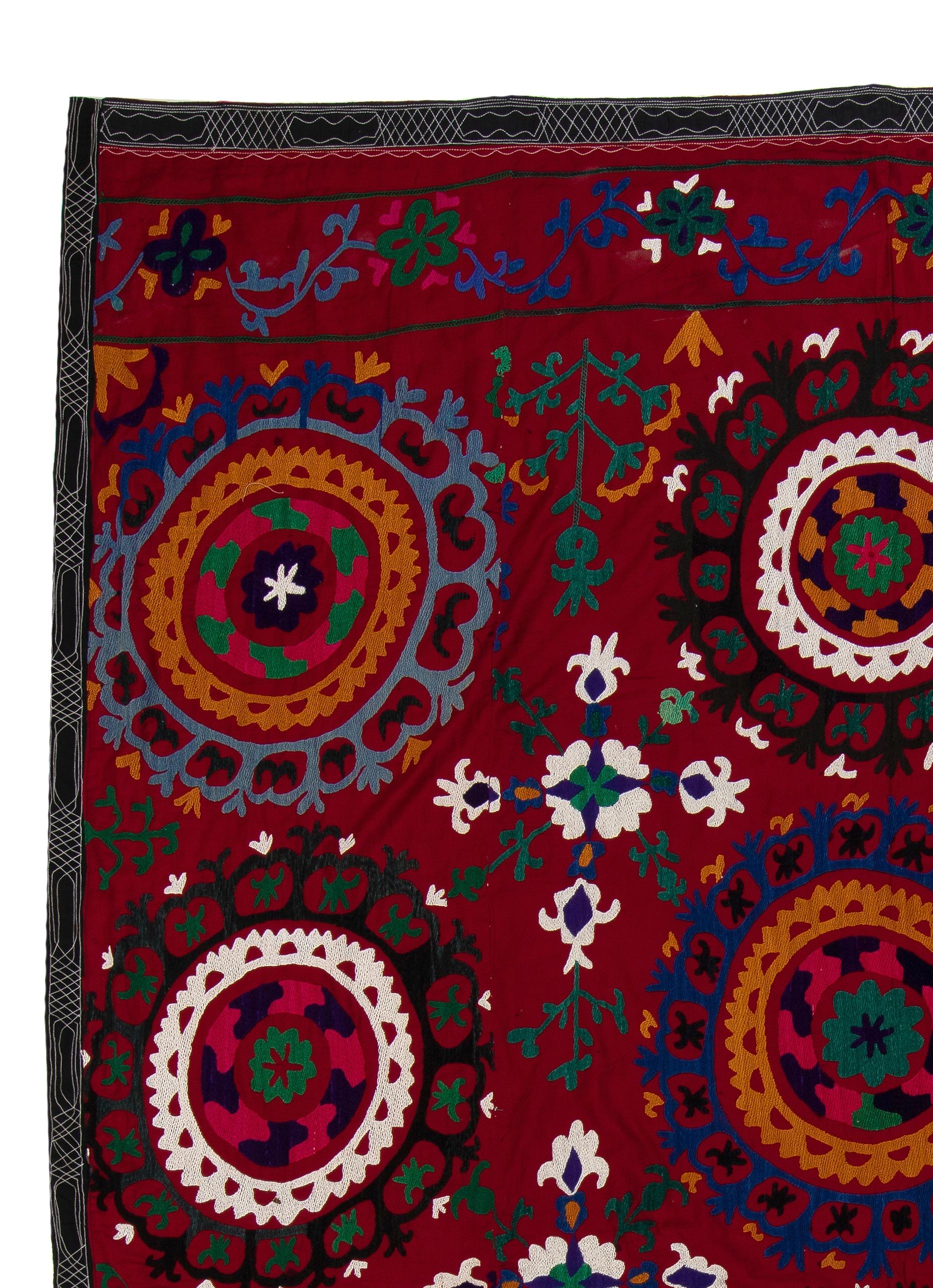 Suzani 6.4x8.4 Ft Silk Embroidery Bed Cover, Burgundy Red Throw, Vintage Wall Hanging en vente