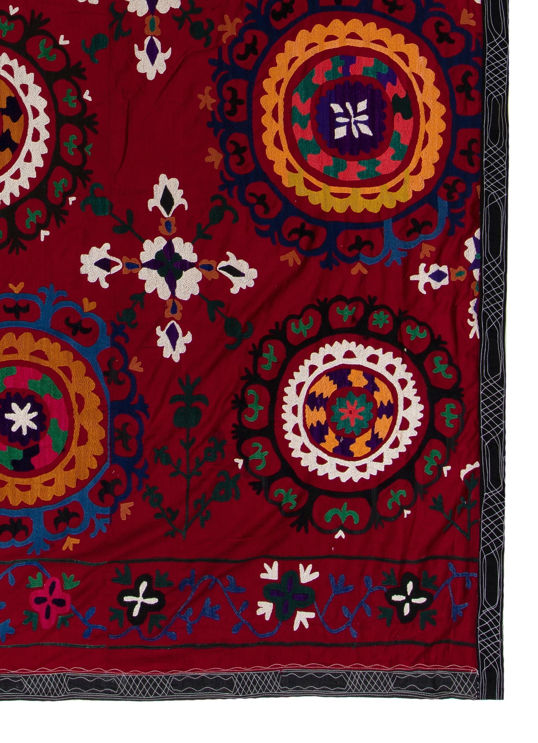 Brodé 6.4x8.4 Ft Silk Embroidery Bed Cover, Burgundy Red Throw, Vintage Wall Hanging en vente