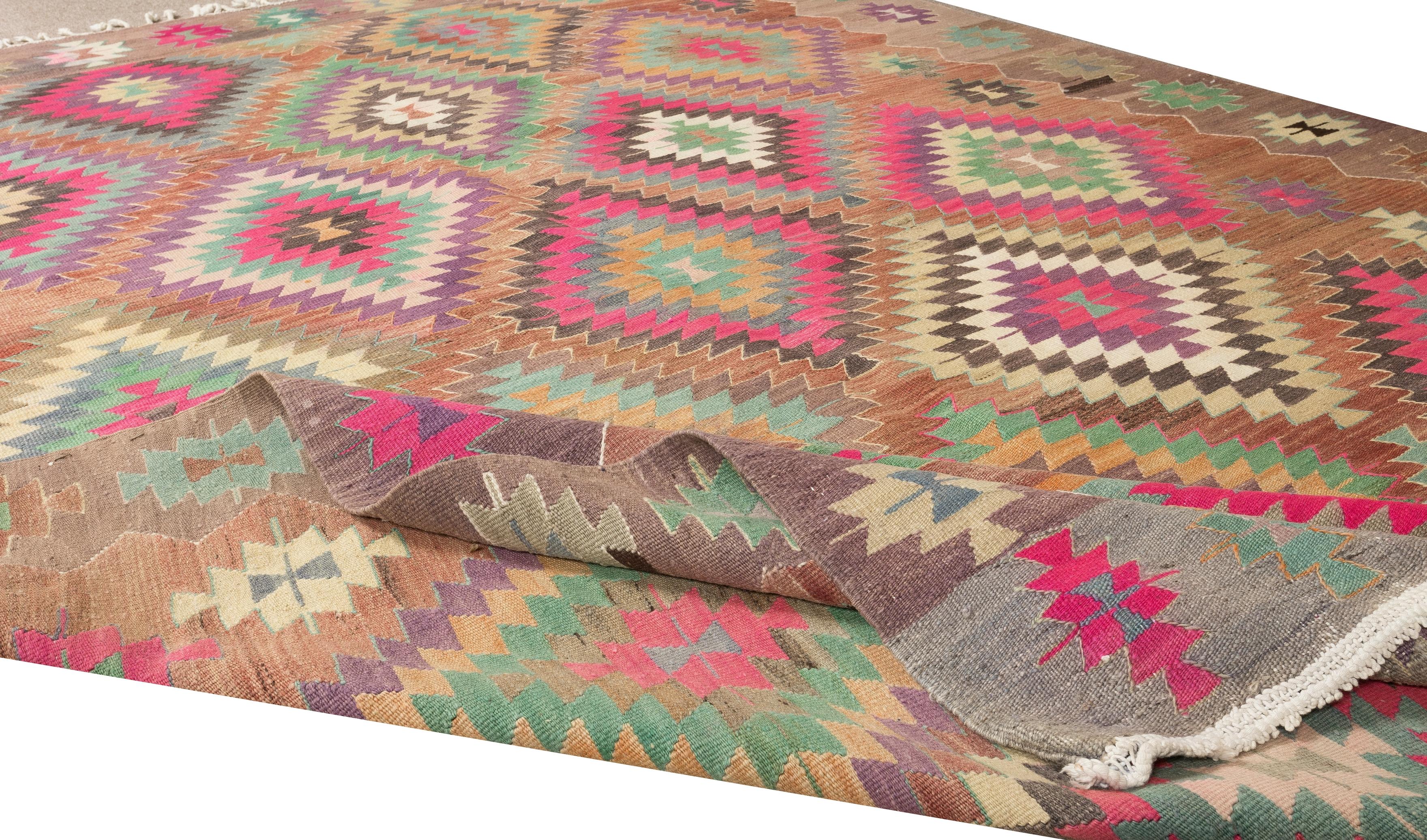 Esta auténtica alfombra tejida a mano para ser utilizada por los aldeanos de Anatolia Central. 100% lana orgánica. Buen estado y limpiado profesionalmente.
Ideal para interiores residenciales y comerciales.
Si lo desea, podemos suministrarle una