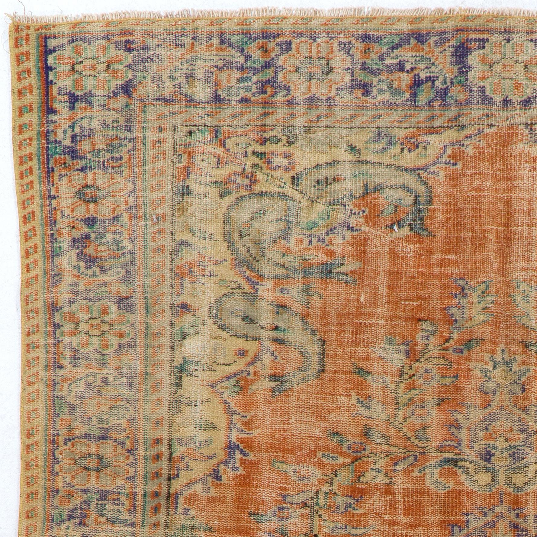 Ein türkischer Teppich im Vintage-Look. Fein handgeknüpft mit gleichmäßigem, mittelhohem Wollflor auf Baumwollgrund. Sehr guter Zustand. Robust und so sauber wie ein nagelneuer Teppich (professionell tiefgewaschen).
Größe: 6,4 x 9 ft.
  
