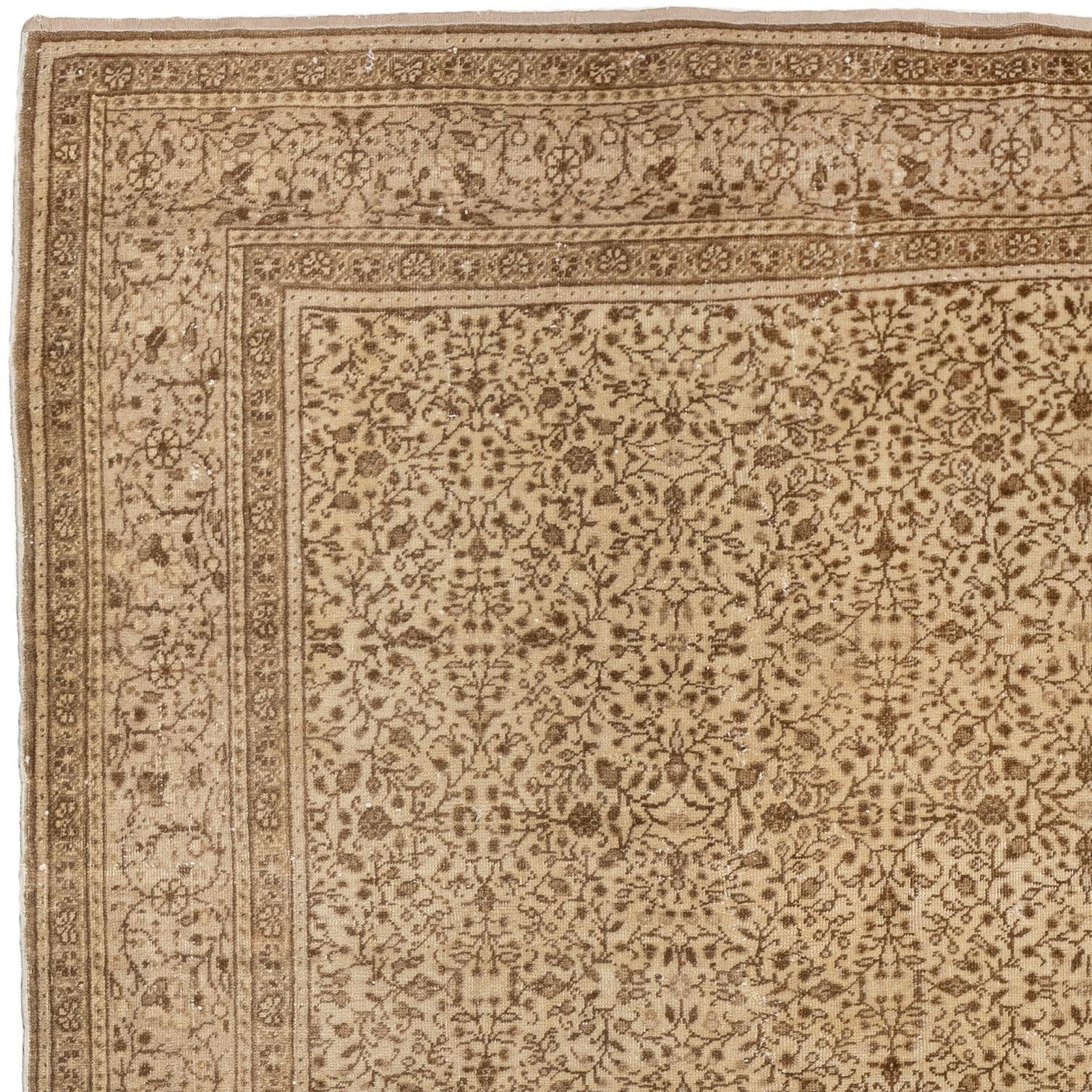 Alfombra turca vintage de la década de 1960, finamente anudada a mano, con un intrincado diseño floral en marrón sobre un fondo de arena dorada. 

La alfombra tiene incluso pelo bajo de lana sobre base de algodón. Es pesada y queda plana en el