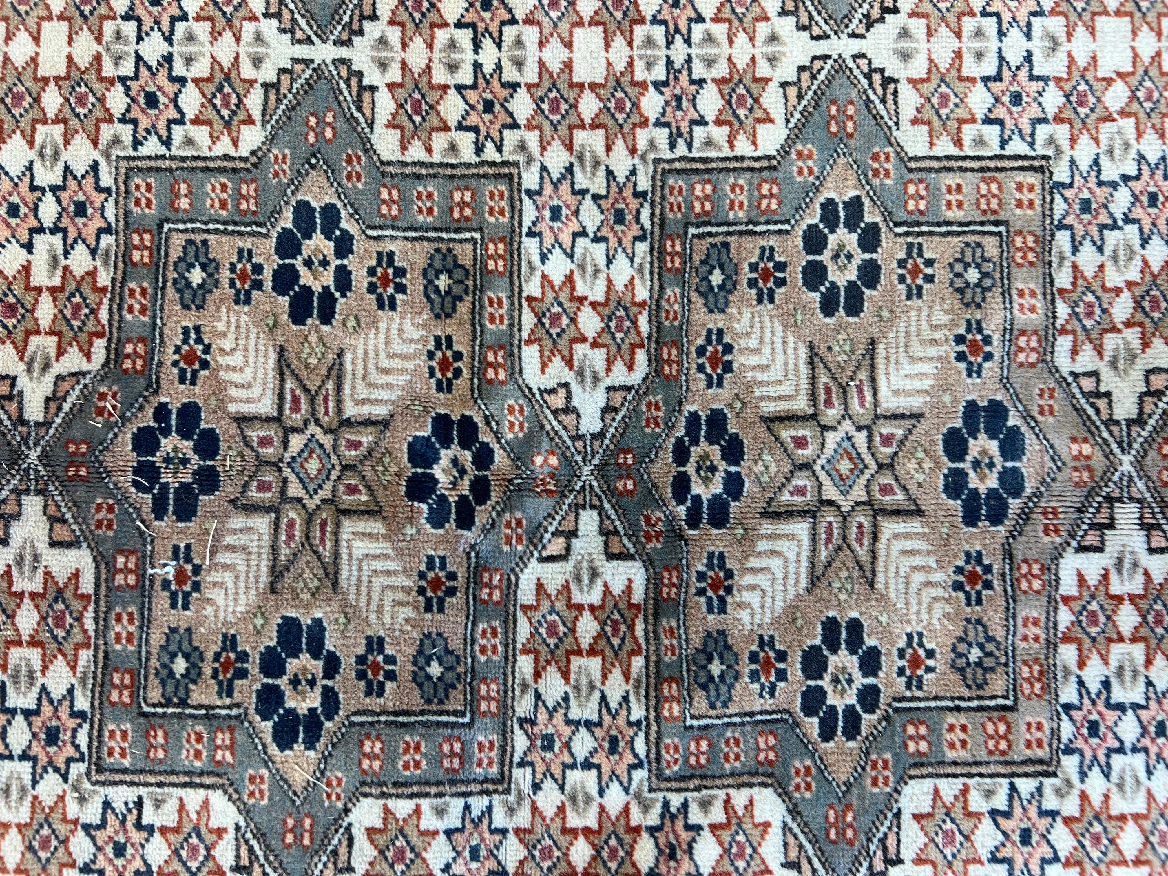 6.4x9.2 Ft Fine HandKnotted Vintage Anatolian Kayseri Rug with Stars and Flowers In Good Condition For Sale In Philadelphia, PA