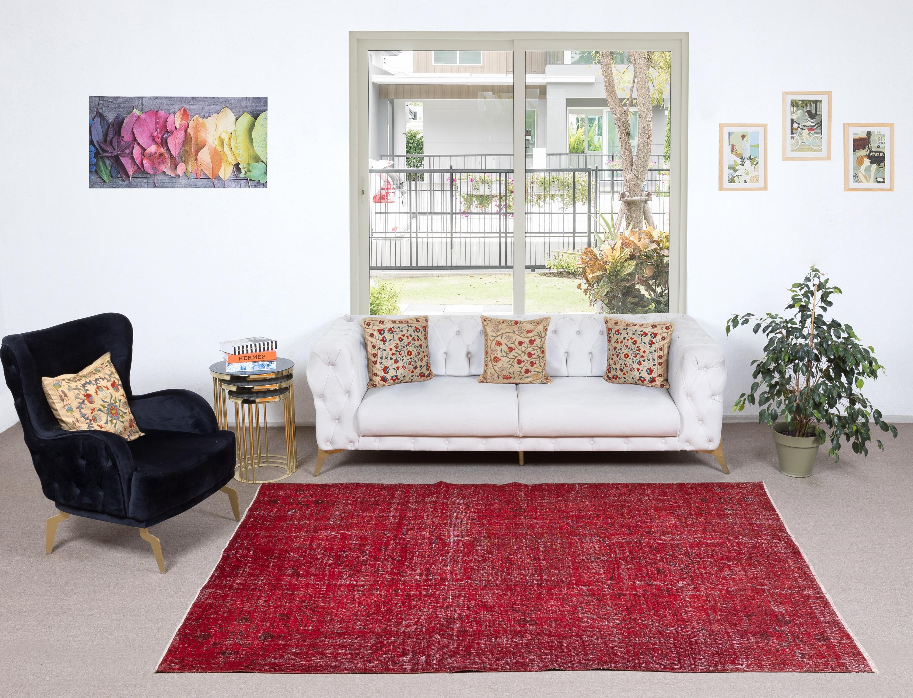 Unsere gefärbten Teppiche sind allesamt handgeknüpfte türkische Vintage-Teppiche, die in unserer Werkstatt sorgfältig restauriert und neu gestaltet wurden, damit sie zu einer breiten Palette von Einrichtungsstilen passen - von modern und