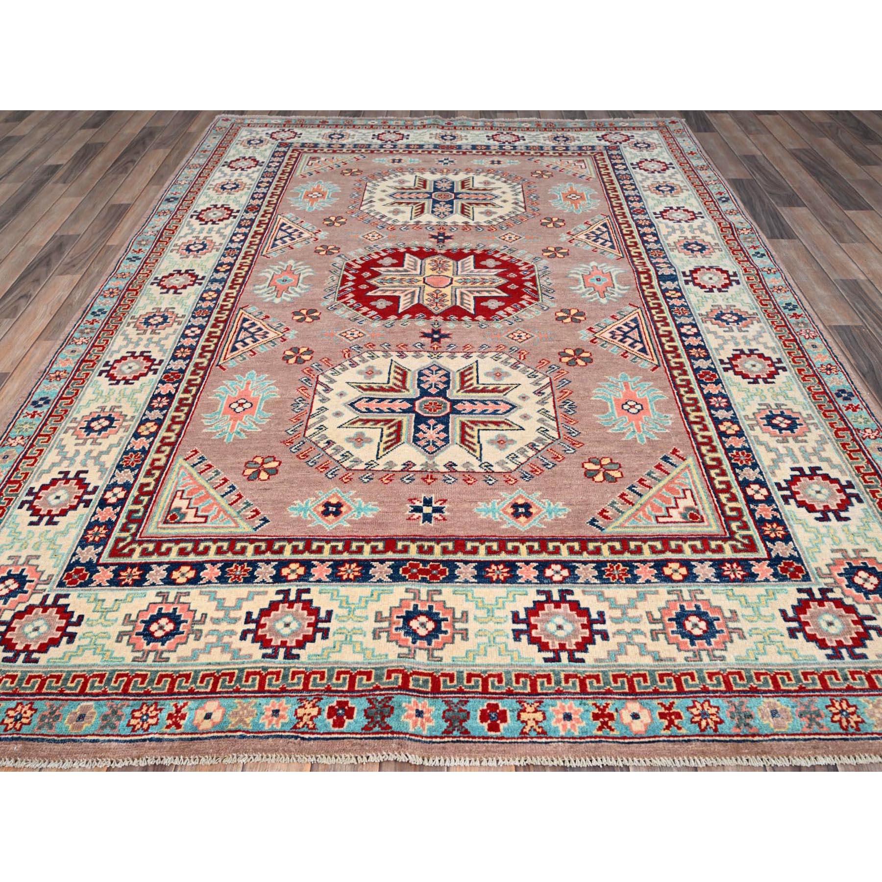 Il s'agit d'un véritable tapis d'Orient Kazak, noué à la main, en pure laine. Il a été noué pendant des mois et des mois selon des techniques de tissage séculaires par des artisans experts.
Matières premières : Laine
Latex : Pas de poils 
hauteur :