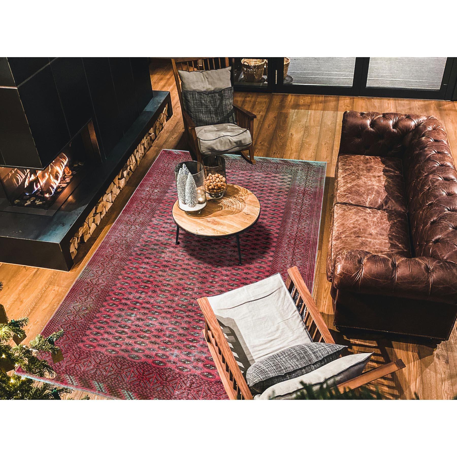 Blush Red, surteint Turkoman vintage avec motif répétitif complexe de Gul, usé, tondu bas, zéro poil, côtés et extrémités sécurisés professionnellement, noué à la main, 100% laine, Tapis d'Orient
Matières premières : Laine
Latex : Pas de poils