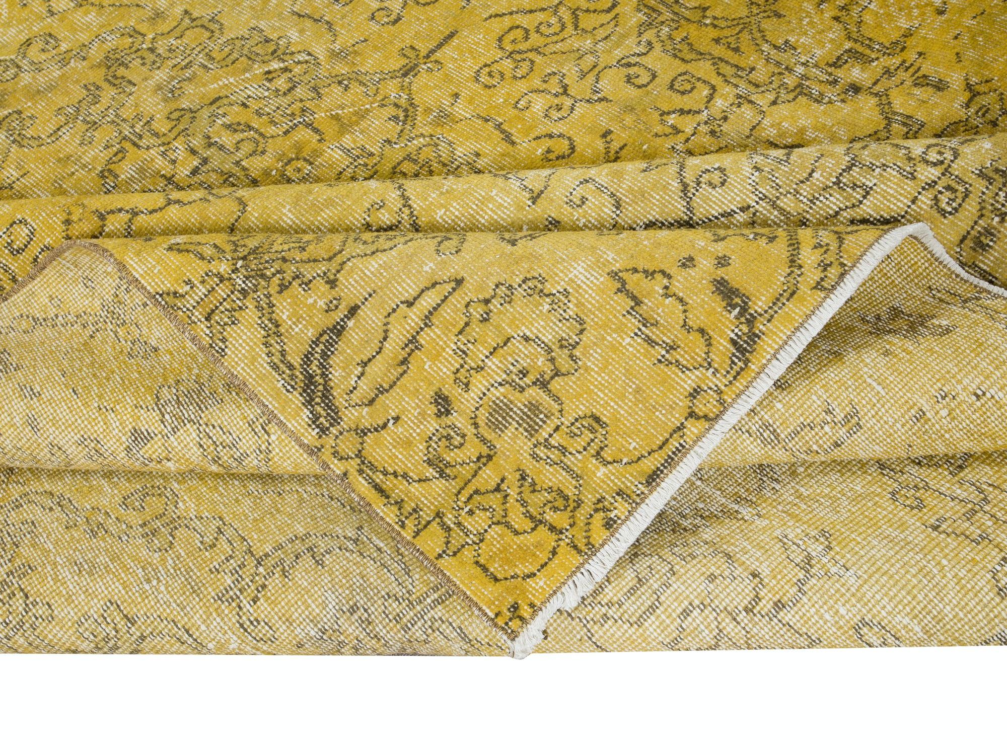 Alfombra turca hecha a mano en amarillo, ideal para interiores contemporáneos Turco en venta