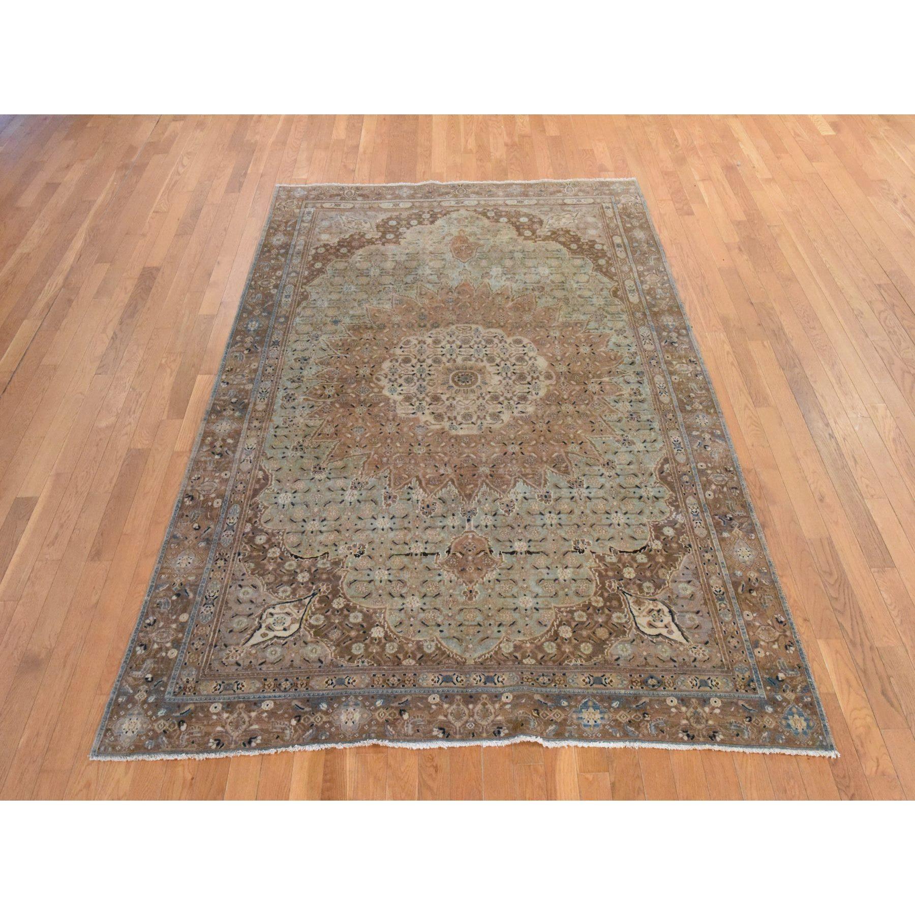 Hellgrün, Semi-Antik Persisch Moud, Sauber, Voller Flor, Großes Medaillon Design, 100% Wolle, Handgeknüpft, Orientteppich
Primäre MATERIALIEN: Wolle
Latex: Kein Flor 
Höhe: 0,25 Zoll
Stil: Traditionell
Grundfarbe: Grün
Sekundäre Farben: Blau, Beige,