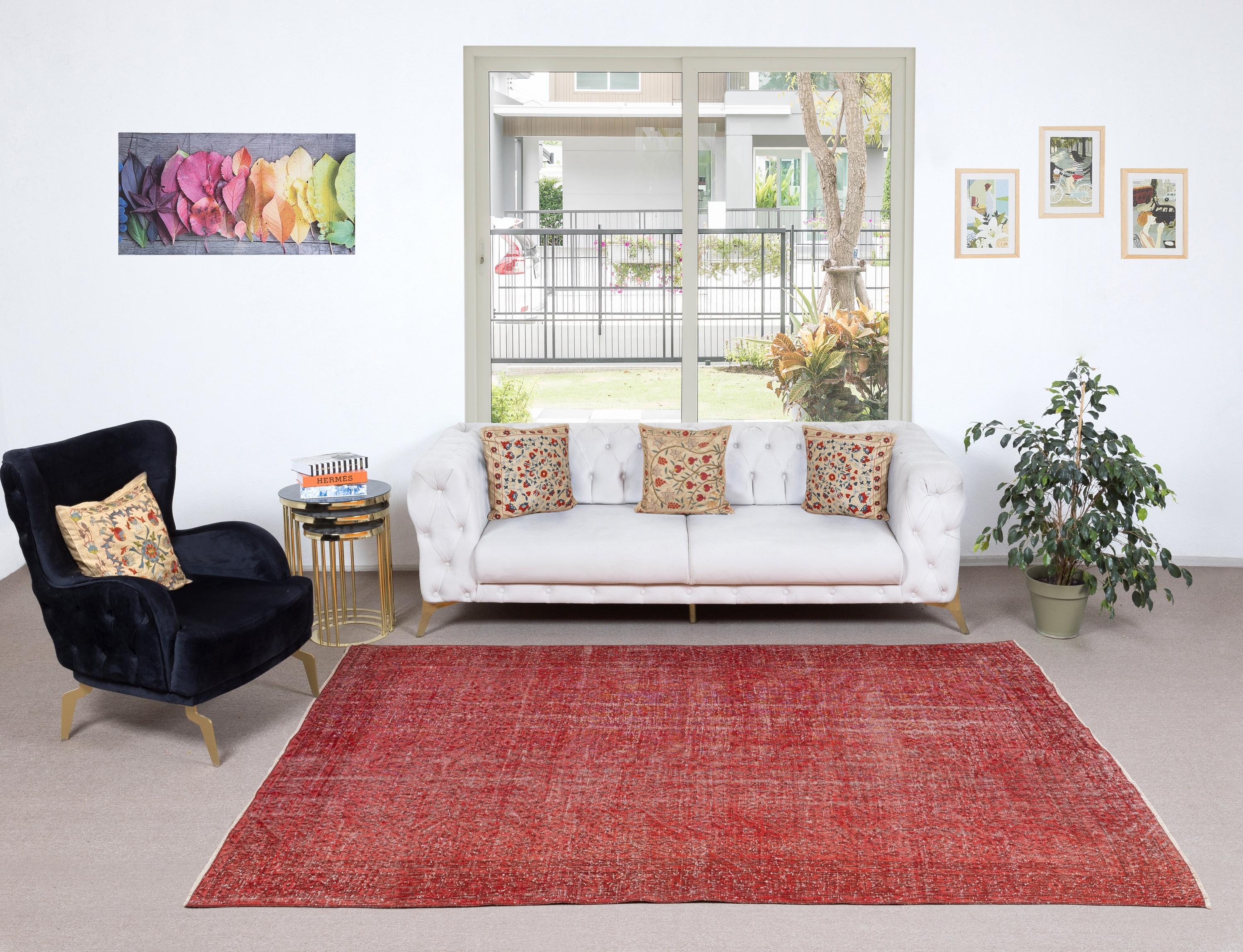 Unsere gefärbten Teppiche sind allesamt handgeknüpfte türkische Vintage-Teppiche, die in unserer Werkstatt sorgfältig restauriert und neu gestaltet wurden, damit sie zu einer breiten Palette von Einrichtungsstilen passen - von modern und