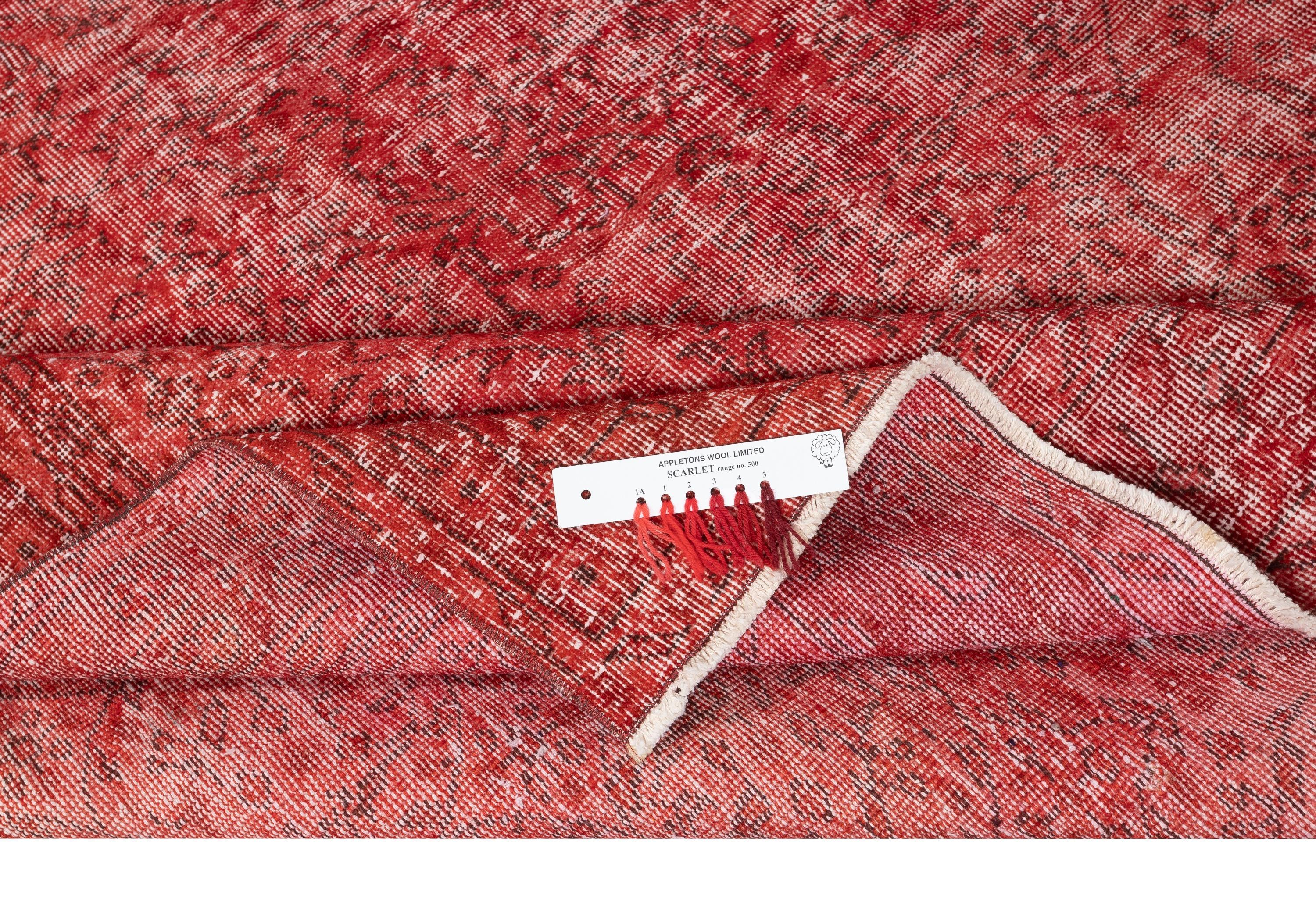 6.4x9.5 Ft Handgeknüpfter Türkischer Teppich. Vintage Overdyed Roter Flächenteppich für Innenräume (Moderne) im Angebot