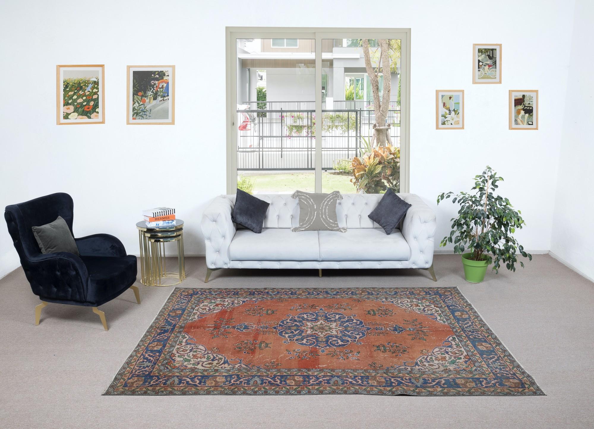 Ein feiner handgeknüpfter türkischer Teppich aus den 1960er Jahren. Der Teppich hat einen gleichmäßigen, niedrigen Wollflor auf Baumwollbasis. Es ist schwer und liegt flach auf dem Boden, in sehr gutem Zustand ohne Probleme. Er wurde professionell