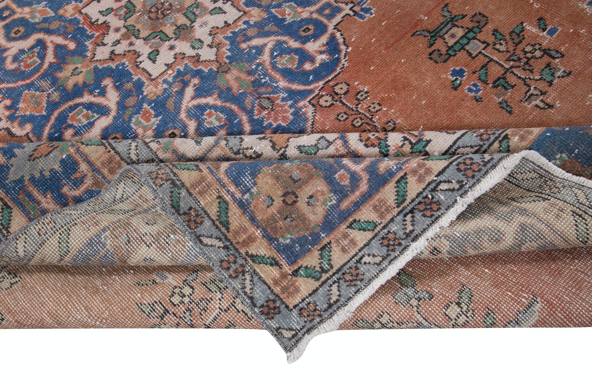 6.4x9.5 Ft Traditioneller Vintage Handgefertigter Türkischer Teppich in Rot & Marineblau (Stammeskunst) im Angebot