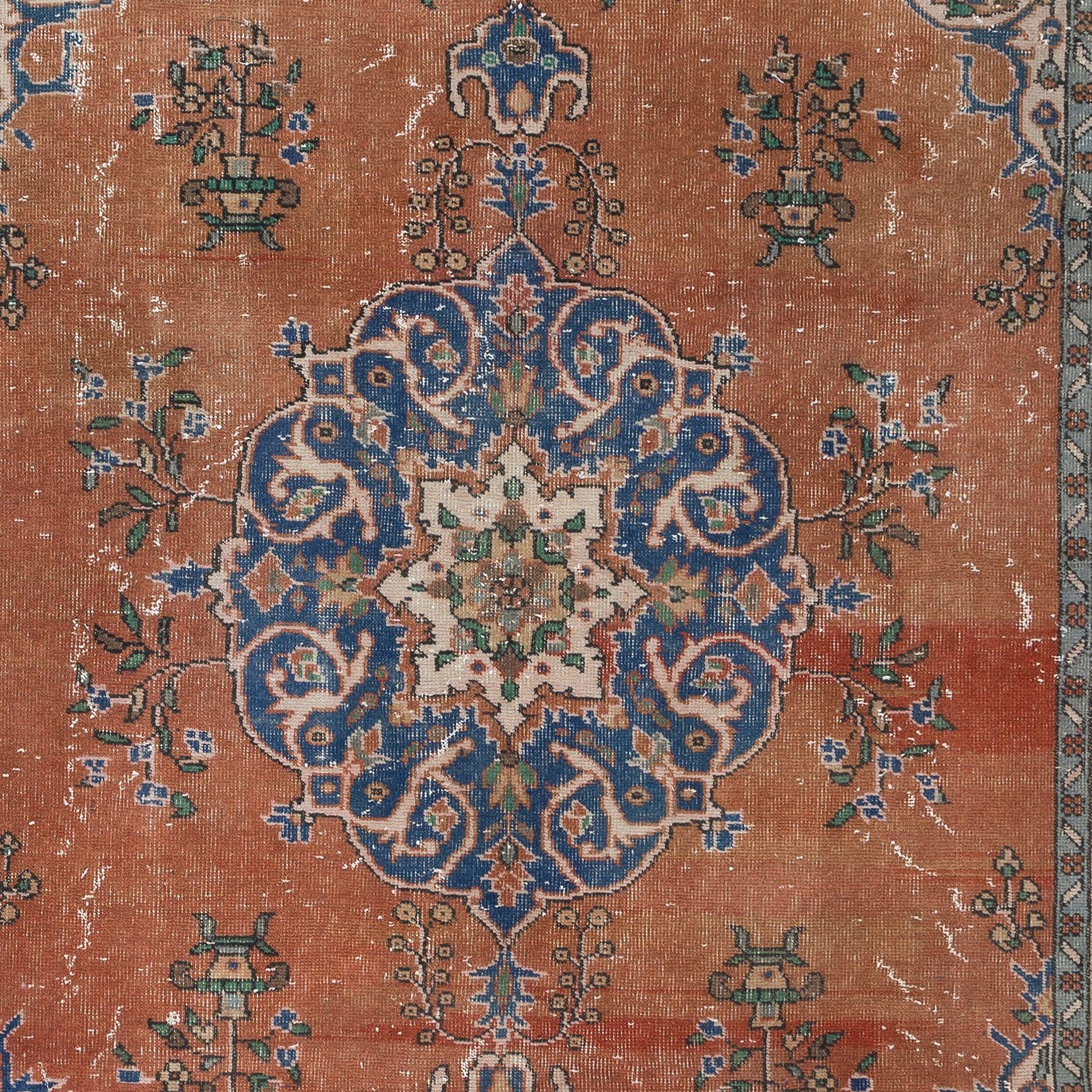 6.4x9.5 Ft Traditioneller Vintage Handgefertigter Türkischer Teppich in Rot & Marineblau im Zustand „Gut“ im Angebot in Philadelphia, PA