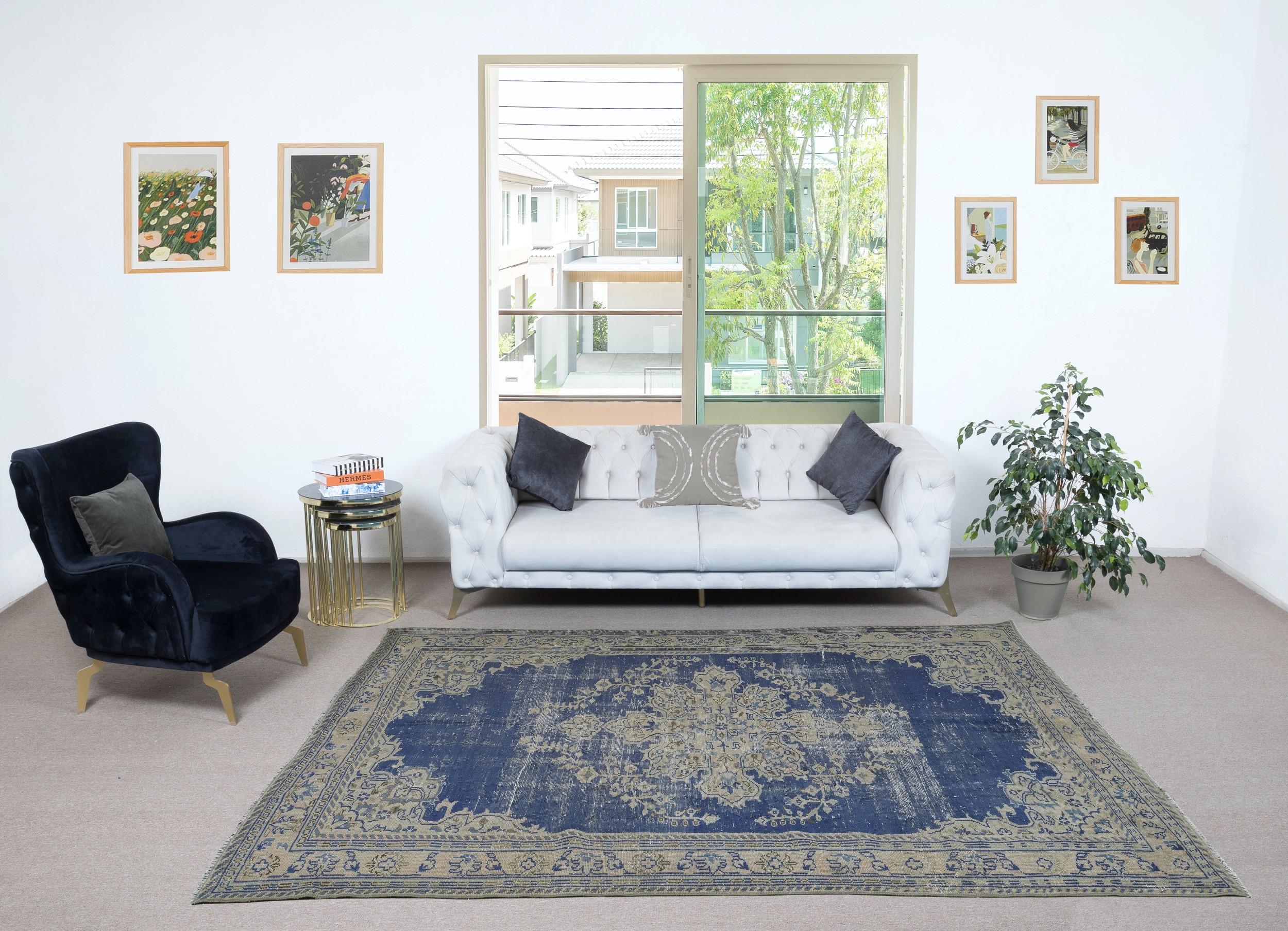 Infondi nella tua casa la bellezza senza tempo di questo tradizionale tappeto turco vintage fatto a mano, un capolavoro annodato a mano e realizzato con una lussuosa miscela di lana e cotone. Tessuto da abili artigiani con tecniche secolari, questo